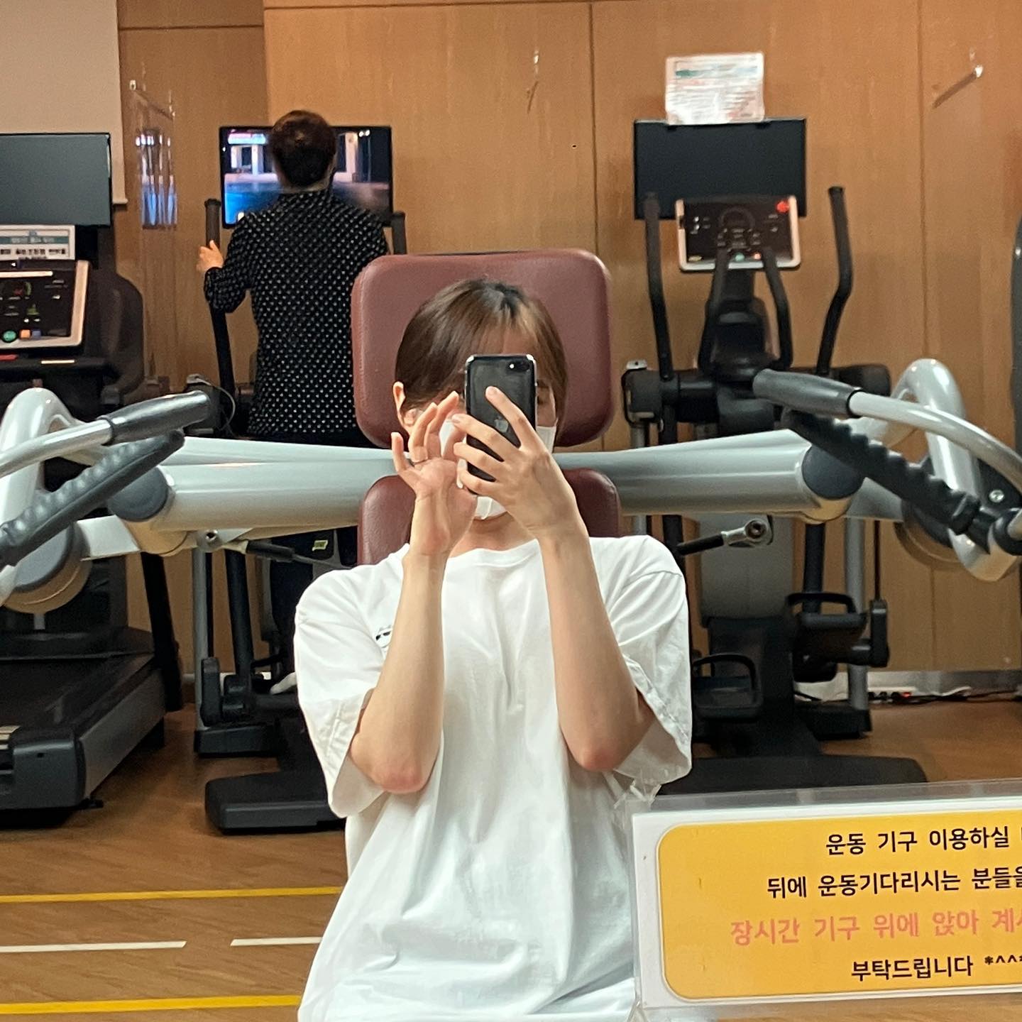 오늘은 호적메이트가 일일 피티 해줬다💪🏻
그리고 내 체력과 근육을 보고 한숨을 쉬었고 나는 털렸지롱🤭

아무리 생각해 봐도 가족 세명이 체지방률 15% 아래인건 개오바같다

아무리 생각해 봐도 내가 정상 같은데🙄
.
.
.
.
.
#오운완🔥 #운동기록🏃‍♀️ #근력운동💪 #근육통증 #운동스타그램💪🏻 #운동완료✔️ #헬스초보자 #다이어터 #다이어트그램💪 #다이어트소통 #운동소통🙌 #운동맞팔환영🙋‍♀️ #운동하는직딩 #followforfollowback #선팔환영🙆 #아파트헬스장🏃‍♀️