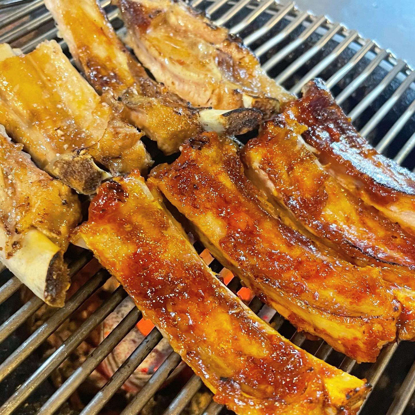 농성동에서 유명한 등갈비 맛집 #돌돌이등갈비촌 
1인분에 11,000원으로 저렴하고 맛있어요👍
저는 소금2, 양념1 먹었는데 개인적으로 양념이 더 맛있었어요! 
배추에 싸먹으니까 계속 먹을 수 있는 맛❣️
✔️주차 살짝 복잡해용🥲
✔️사이드메뉴가 없어서 아쉬웠어욤🥹
✔️웨이팅 있으니 오픈시간에 가세요🙌
✔️등갈비김치전골에 소주 한 잔🍶