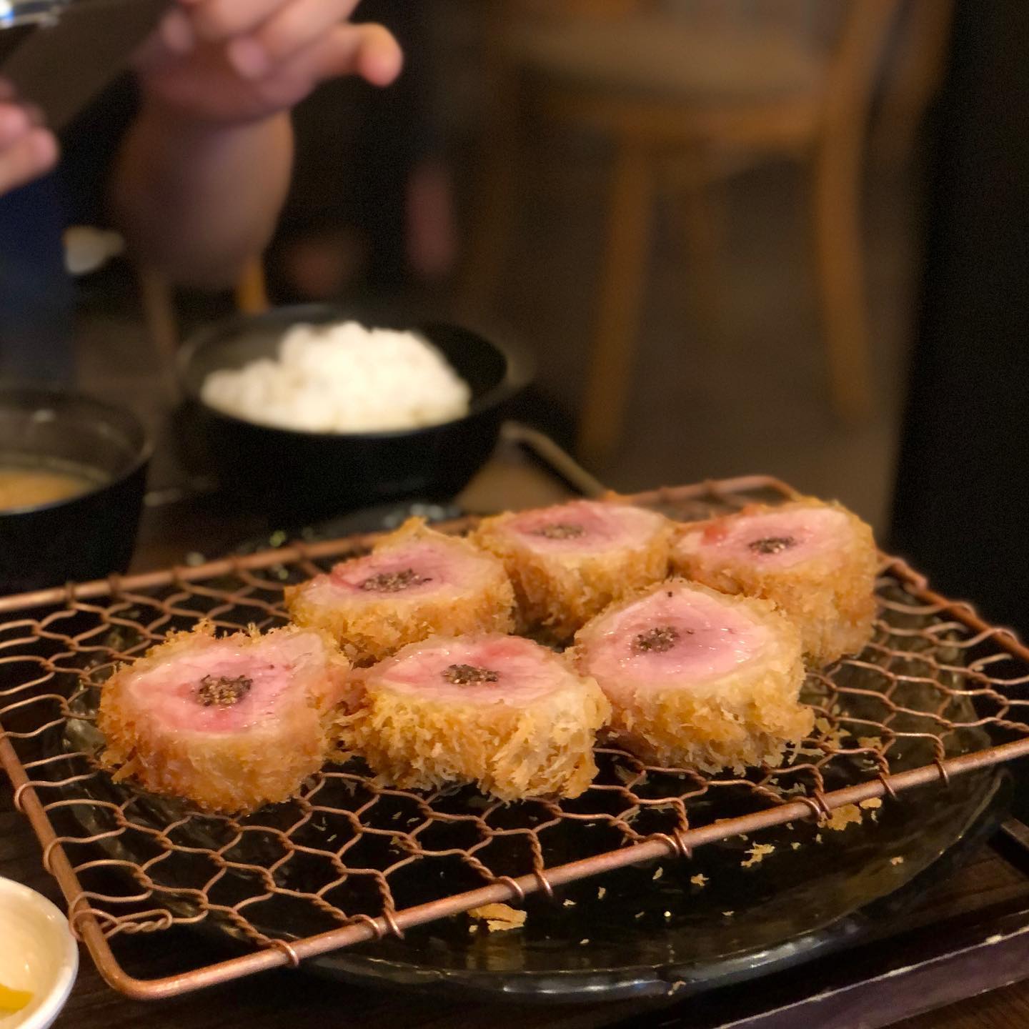 막창아니구 돈까스입니닷..🍽
서울 3대 돈까스집이라며, 뭉치가 한 번 쯤 먹어보고 싶었던 곳이래요! 

🍴저희는 '안심돈카츠'와 '스페셜등심돈카츠'를 시켰는데요 ! 겉바속초 쵝오,, ( ⸍ɞ̴̶̷ ·̫ ɞ̴̶̷⸌ )♡ 
고기가 넘넘 부드러워서요•••♡ 고기맛으로 먹어도 좋구 튀김맛으로 먹어도 좋은 돈까스였답니닷🤩

🍴 '치즈카레'도 단품추가 했는데요 ! 필수메뉴 같습니닷 !
돈까스를 찍어먹는건지, 아님 밥에 비벼먹는건지 모르겠지만,, 어떻게 먹어도 다 좋아요😘 
저는 카레를 안좋아하지만 다른 테이블 다 시키길래 따라 시켰거든욤남들 먹는건 다 먹어봐야 하니까,, 호호
아주 탁월한 선택이었어요🧡

🍴 유명한 맛집인 만큼 체계적이구 고객응대가 아주 깔끔해요💙
돈까스만 먹은게 아니라 감동도 먹구 왔지 모예요..! 가방을 주워주신 직원분이 계셨어요 덕분에 행복했답니당
친절친절(ღˇᴗˇ),,

🍴 3~5시는 브레이크 타임이니 그 옆 '카페 첫만남'에서 대기하시다가 4시반쯤 나가보시면 되겠습니다- 
맛있거든욤💛
저희도 메론빙수를 먹구 4시 반쯤 나왔는데요 ,, 사실 이미 줄이 짱 길었네욤😂🍈

#대학로맛집 #정돈 

-

🖤 뭉치랑 대학로데이트(♥ω♥*) 🖤
3~4시반 '카페첫만남' ➔ 4시반 '정돈' 웨이팅, 5시 입장!

#대학로데이트 #데이트코스
