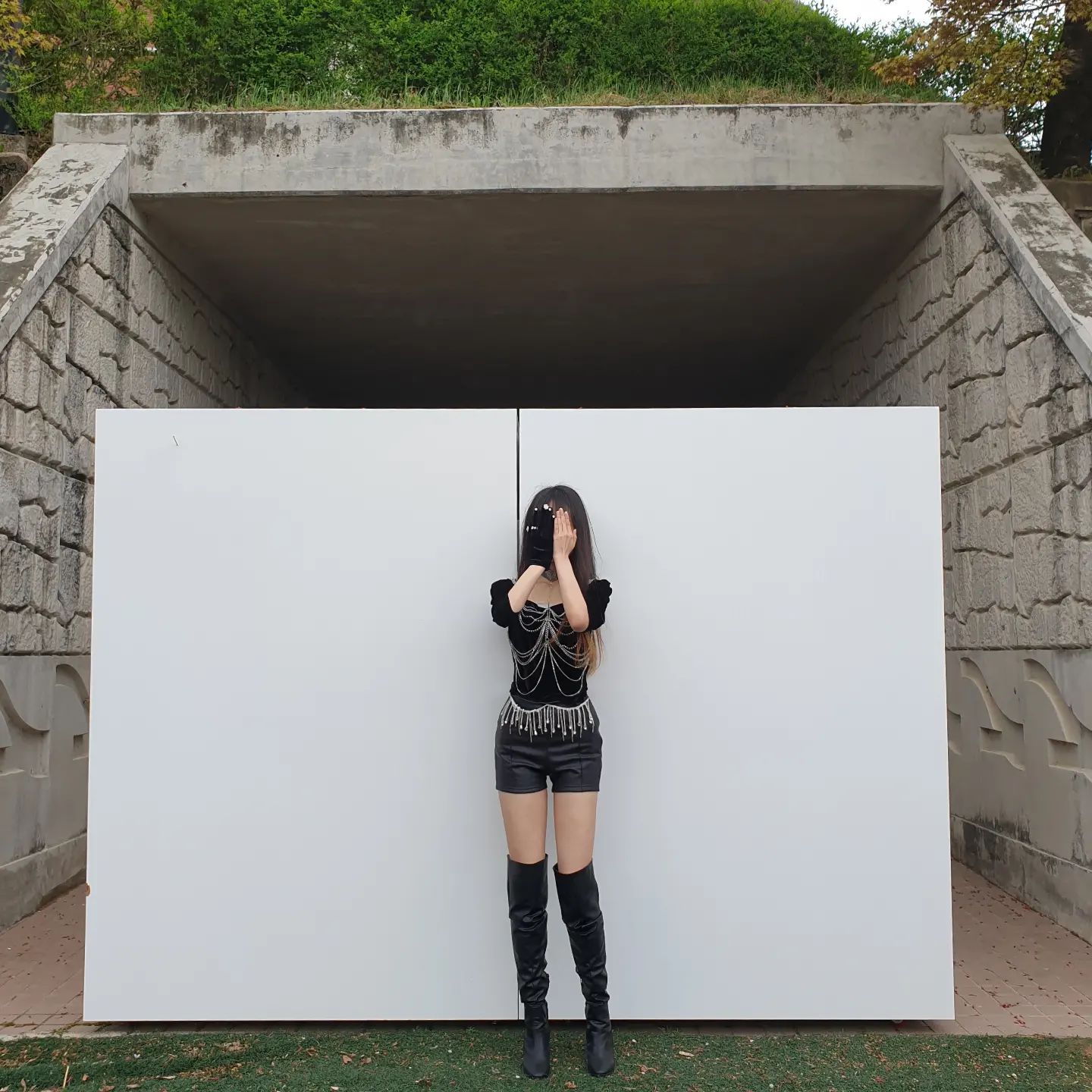 🖤🤍🏴‍☠️🦢
언젠간 피드에 올려야지.. 올려야지.. 하다가 몇 달은 지나버린 사진..

패션과분들 진짜 너~무 멋지더라‼️
괜히 쭈그리됐어..^___^

글구 나는 저렇게 높은 굽 처음 신어봐서.. 발목이.. 자꾸 비명을.. 질렀지 뭐니..??????

덕분에 다리길이 2m되고.. 신장 1.8m되어버렸.^^ 암튼 좀 아팠어ㅋㅋㅋㅋㅋㅋㅠㅠㅠㅠ 굽의 힘을 알게 됐다 나 원래 다리 71cm 상체 1m 인간인데;;;;;;

그래도~ 좋은 경험이어쓰💫

#선팔맞팔#선팔하면맞팔#좋반환영#좋반#좋반테러#좋테#좋아요반사#감성#일상#ootd#dm#daily#다렉#인친#소통#소통해요#ftf#followforfollowback#follow4like#fff#lfl#likeforlikes##selfie#フォロー返し#selfie##셀스타그램