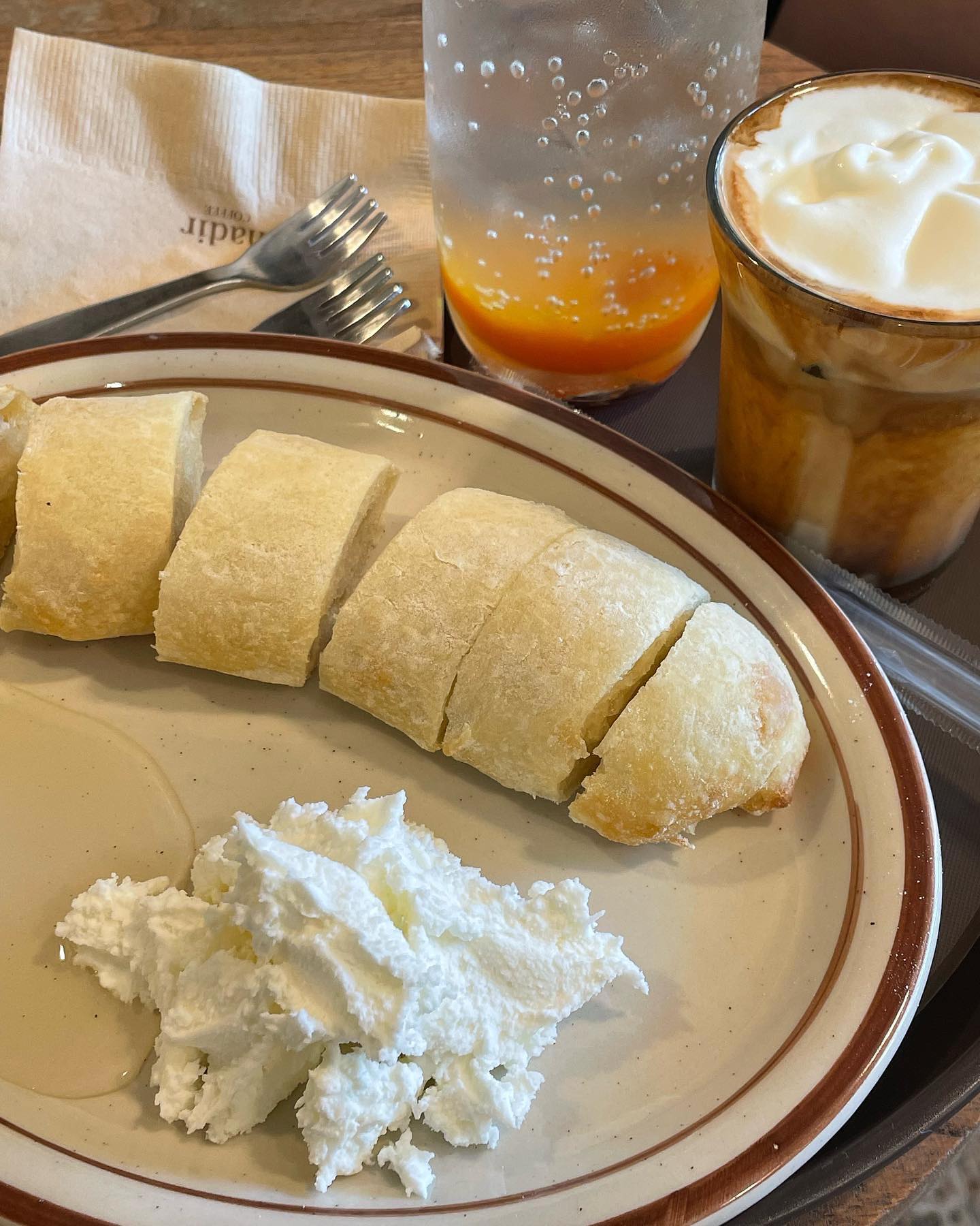 밤리단길 하디르 커피 ☕️
카이막 만들려다가 
하디르 커피에 판다길래 가봤어요 
꿀이랑 같이 먹으니 최고에용 💕