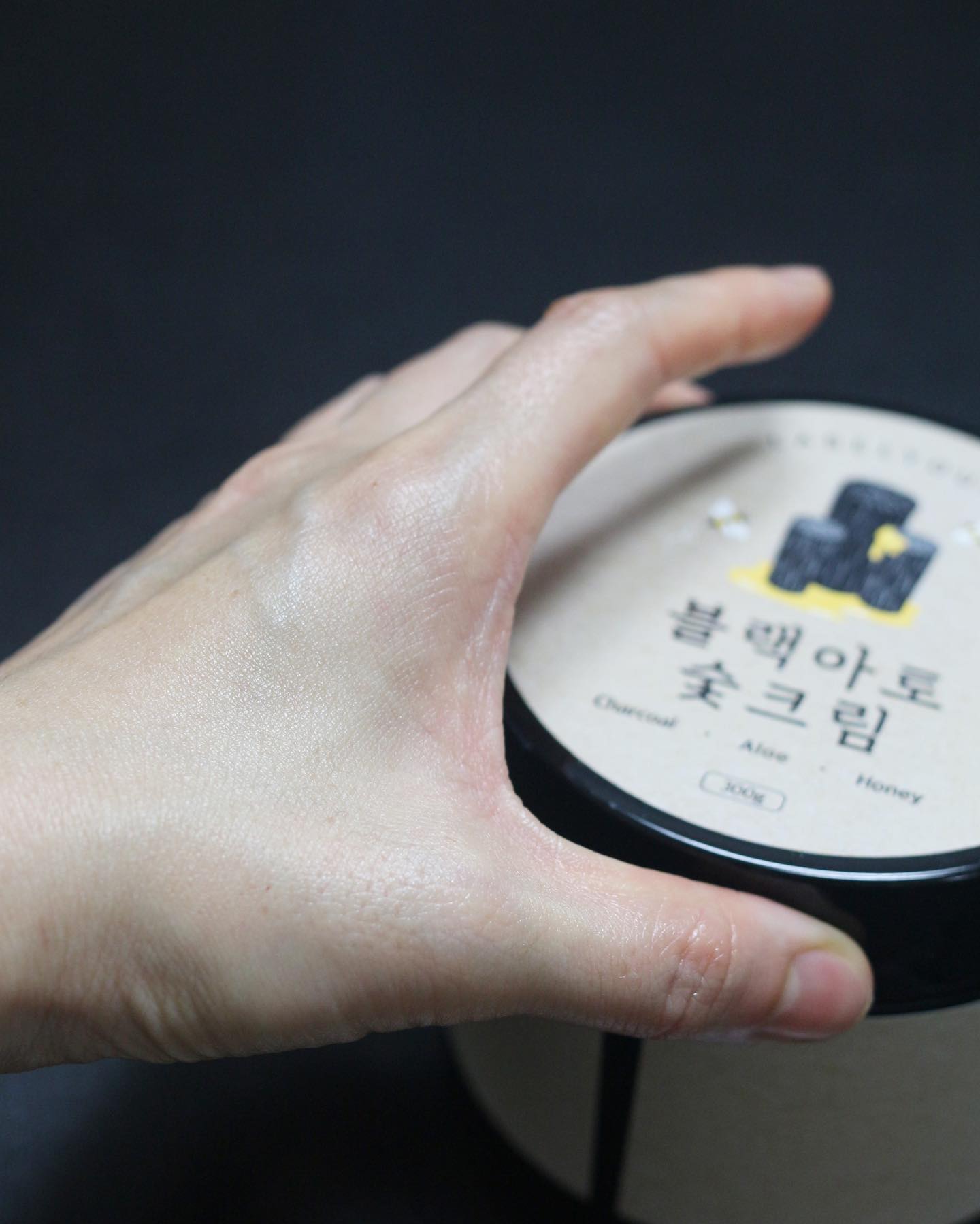 건조함 덜한 여름이라고 
방심했더니 내 몸에 사막이 찾아왔네 ㅠ
가렵고 따갑고….
며칠있음 갠찮아지겠다 싶어 참고 
참다가 안대겠다 싶어 결국 수분크림 겟 
숯+알로에+꿀 조합이라 
피부보습과 진정까지 챙기며 머리 
띵한 냄새 자극없어 사용하기 느므 편하다
푸석푸석한 내 피부에 빛이나넴 크크 ❤️
촉촉함아~ 사라지지마앙
.
.
.
.
.
.
.
#광고 #협찬 이지만 최애템 대버려썽
#라벨영 #피부건조증 앙뇽~ #보습크림 
#바디크림 #아토피크림 #피부보습제 #건조한피부 
#보습바디로션 #쇼킹블랙아토숯크림 #촉촉해