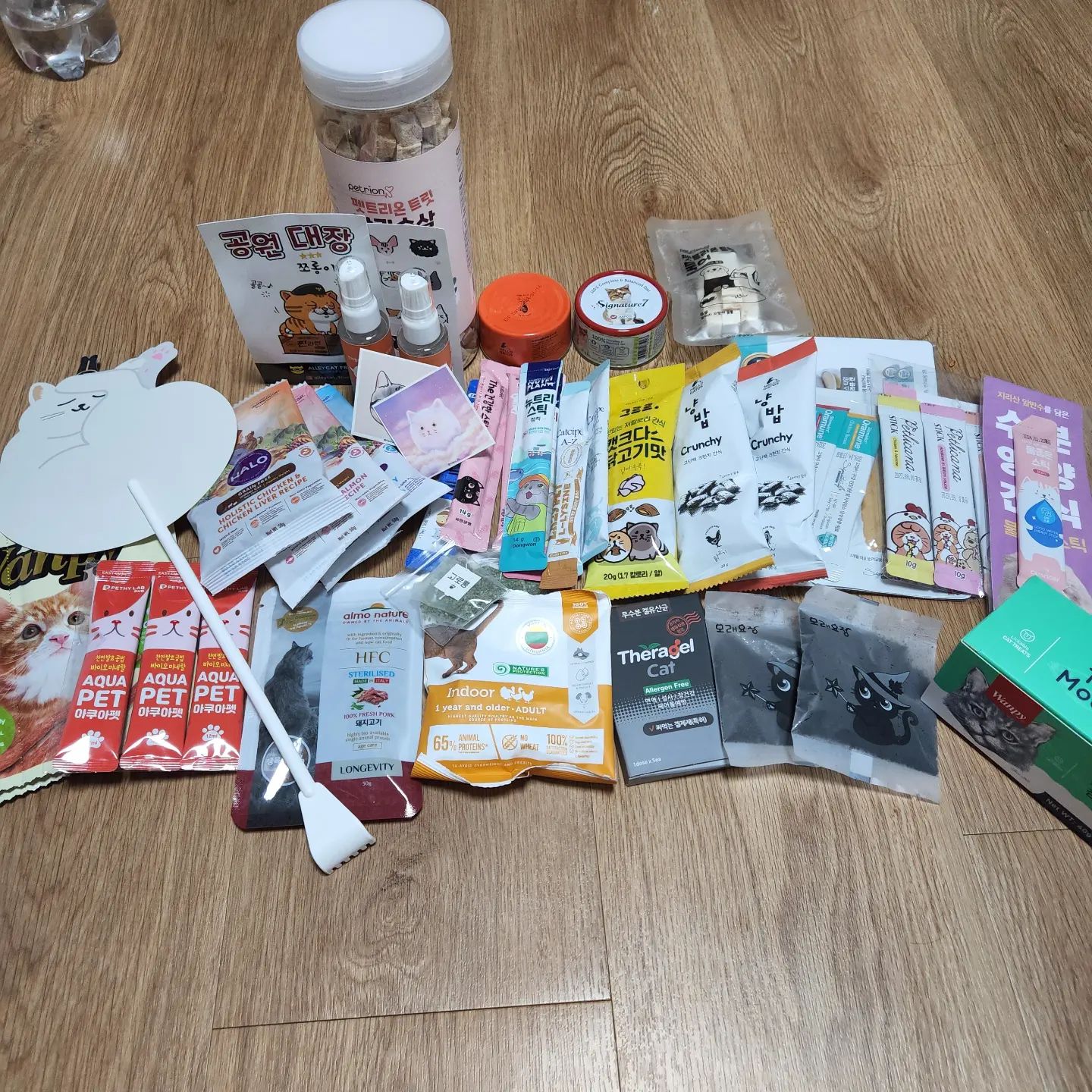 게으른 집사에 3일지난 궁팡후기

저번에 대용량으로 많이 사서 이번에는 돈을 안쓰겠다 다짐을 하고 갔으나 역시 궁팡은 돈을 쓰게 만드는곳ㅎㅎ
산거보다 받은게 더 많은 궁팡ㅎㅎ
단추집사와 나름 오픈런할꺼라고 일찍 갔으나 줄이 길어서 10시10분에 입장했는데 1시에 나와서 3시간동안 왔다갔다 했으니 열심히 걷기 운동을 했으니 먹기ㅎㅎ
누가보면 먹기위해서 만난듯.....
다음에는 좀 더 알차게 구매하는걸로ㅎㅎ

#하크네 #하양이크림이
#하양이 #크림이 #스코티쉬폴드 #브리티쉬숏헤어 #냥스타그램 #냥팔 #냥팔맞팔 
#집사 #집사맞팔 #집사스타그램 
#고양이 #고양이스타그램#궁팡 #궁디팡팡캣페스타 #늦은후기 
#닭갈비 #설빙 #멜론빙수#갤럭시워치4 #이홍기
