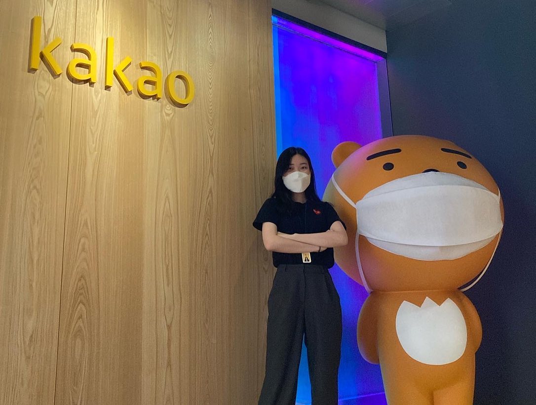 짧고도 행복했던 카카오엔터프라이즈 인턴 생활을 마무리하며..🥺💛

지난 4월, 꼭 가보고 싶다고 종종 말해왔던 카카오엔터프라이즈 인턴에 운좋게 합격하였고 2개월간 Ai 챗봇 기획 및 발화데이터 검토 업무를 담당했다. 실제 발화 데이터가 어떻게 만들어지고 학습이 이루어지는지 생생히 알고 싶었고 Ai 챗봇 학습을 위한 데이터를 생성하고 검사하여 작게나마 성능을 향상시키는데 기여하고 싶었다. 나와 핏한 직무가 아니지 않을까 생각했는데 막상 업무를 하다보니 나쁘지 않았다.(그래도 발화 데이터 생성이나 국문학적 지식 보다는 nlp나 cnn 원리가 더 재밌긴 했다)

인턴들과 케이스 스터디와 피어 스터디도 진행했다. 이번 인턴 생활 중 가장 좋았던 것을 하나 뽑자면 우리 크루들이다.
뉴인턴즈와 오비인턴즈(?) 들이 다들 재밌고 성격도 좋았고 무엇보다  배울 점이 많은 사람들이었다! 같이 업무를 하면서 일하는 스킬에 종종 놀라기도 하였다. 이런 부분은 내가 더 배워야겠다. 또한 크루분들도 바쁘시긴 하셨지만 모르는게 있으면 언제든 도움을 요청하라고 하셨고 실제로 여쭤보면 친절하게 가르쳐주셨다☺️✨뉴인턴즈 프로젝트로 알게된 소중한 인연들도,, 솝트가 이어준 체다도,, 모두 최고💛

 영어 닉네임을 쓰는 문화…처음에는 어색했는데 이젠 자연스러워졌다. 밖에서도 니아 제임스 카야 카니 이래서 뭔가 웃기긴 하지만ㅋㅋㅋㅋㅋ

짧은 시간이었지만 크루분들께서 잘 챙겨주신 덕분에 잘 적응할 수 있어 감사했고 취준시즌과 겹치는 바람에 더 열심히 참여하지 못한 것 같아 아쉽기도 하다🥲

비전룸, 웰포인트, 자율출퇴근제도, 톡클리닉 등등 카카오 계열사 문화들을 직접 누릴 수 있어 행복했고 배울 점 많은 좋은 동료들과 함께라서 많이 배우고 성장했던 2개월이었다.

크루분들과 더 큰 사회에서 더욱 성장한 모습으로 다시 만나길 바라며..🔥 언젠간 돌아가고 싶은 곳으로 기억될 것 같다✨