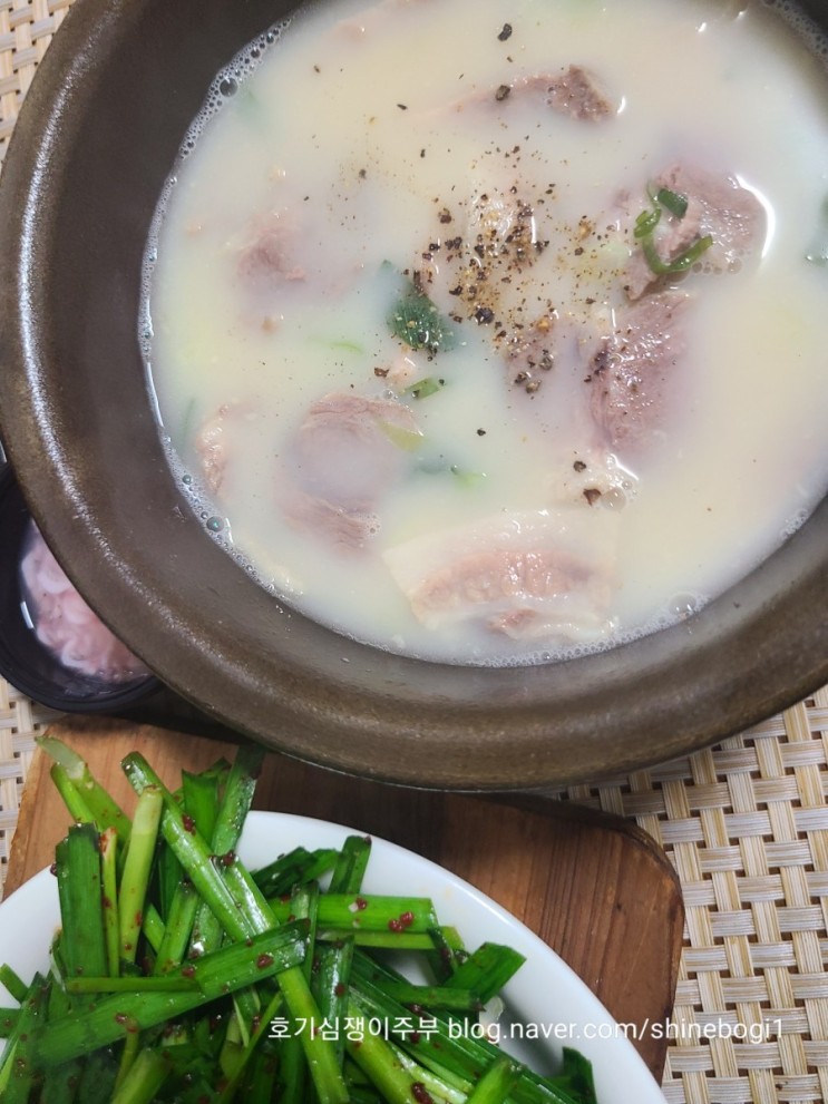 돼지국밥과 부추무침 농부가된해적왕 돼지국밥