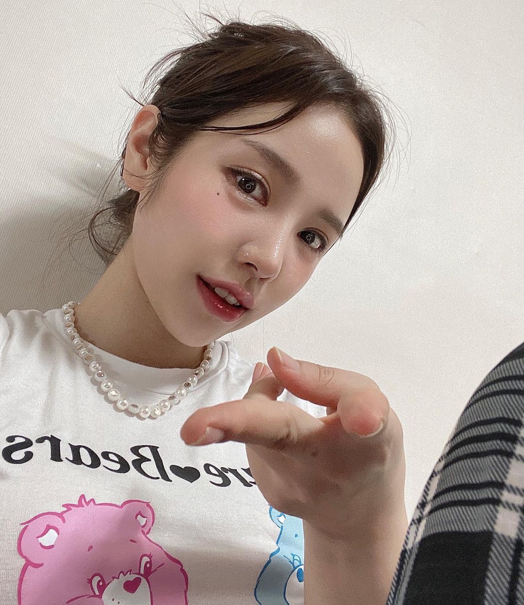 수히 on Instagram: “#AD⠀ 요즘 내 #daily 최애 item❤️ #mixvery 🫶🏻 ⠀ 플라스틱에 코팅처리한 모조진주와는 다르게 ⠀ 핵진주로 제작되어 퀄리티가 느껴지는 진주 목걸이✨ ⠀ 스마일 진주가