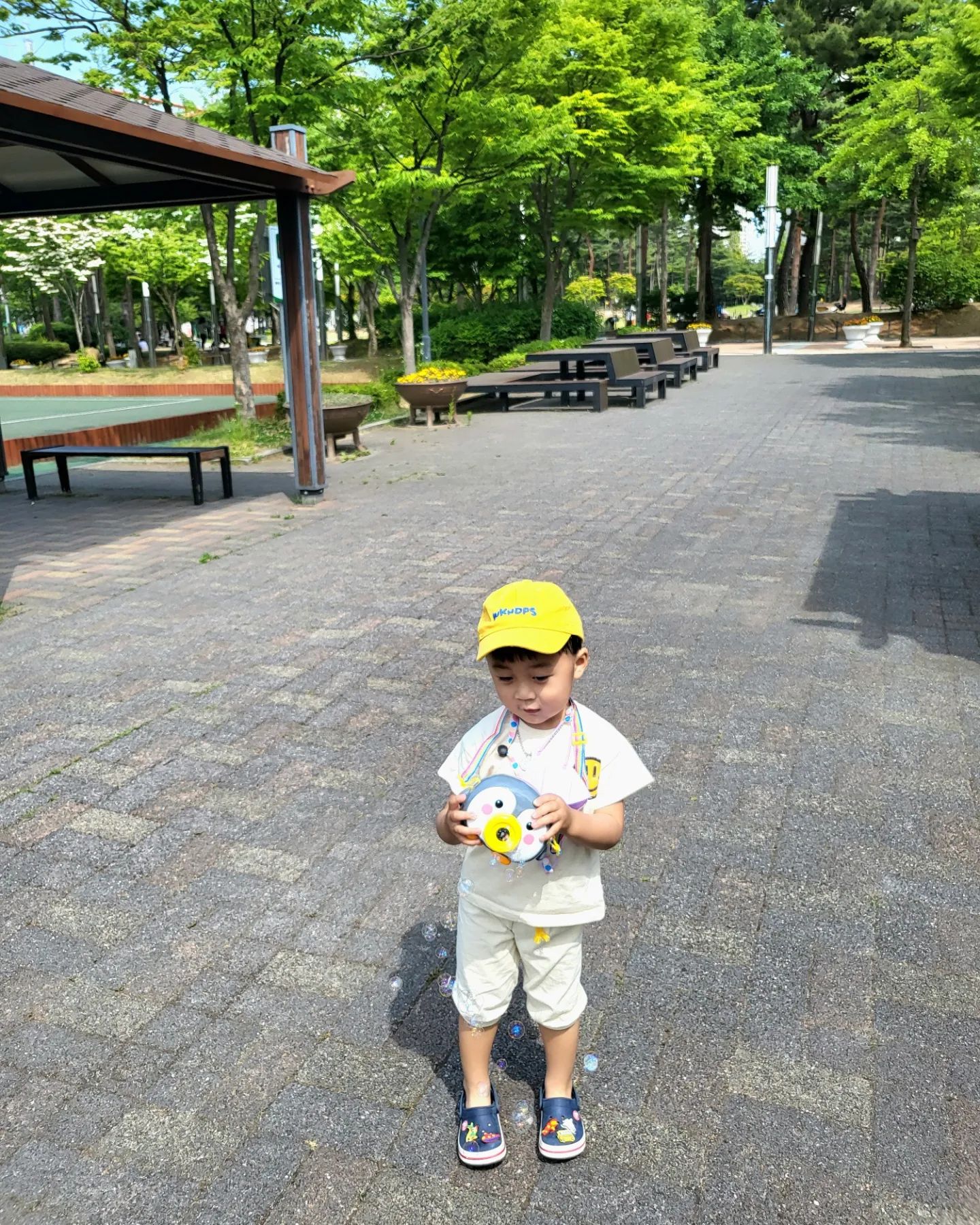 #석현이네_국내여행 

#아기랑외출 #아기랑여행 #31개월아기랑
#밀린업뎃 #오늘아님 

킥보드타기 좋은곳이라 그래서 킥보드태워주고 비누방울놀이도 준비해서 갔는데 정작 킥보드보다 모래놀이에 관심을 보여서 준비안해갔는데 대략난감..ㅋㅋ 역시 내뜻대로 되지않는 육아... 

🧒🏻 석현이는 바로 이거써두대 횽아야? 해서 삽득템👍🏻
그런데 크록스에 자꾸 모래들어가서 모래들어갈때마다 빼달라그래서 대환장파티ㅋㅋ 

바로 그다음주 밥도 든든히먹꼬 모래놀이도준비하고 양말도 신겨 다시 온 센트럴파크!
모래손에 묻는거 극혐하는데 잘놀아주는 삼촌덕에 모래도 손에도 묻히고 철퍽철퍽잘놀아 감격스럽자나🤭
그래도 궁딩이는 절대 안붙이지요ㅋㅋㅋ 

#삼촌잘놀아줘서고맙습니다
   
     
🏷
#동탄센트럴파크
• 경기 화성시 동탄공원로2길 22
• 킥보드,자전거타기좋음
• 모래놀이터가 있어 모래놀이장난감필수

     
#육아맘 #육아정보 #육아소통 #아들맘 #육아소통 #육아맞팔 #육아스타그램 #육아일기 #육아기록 #31개월 #맘스타그램 #아기랑갈만한곳 #동탄갈만한곳 #오산맘 #육아팁 #아기랑 #공원 #감성육아 #육아 #집콕 #스트레스해소 #그로커챌린지 #그로커