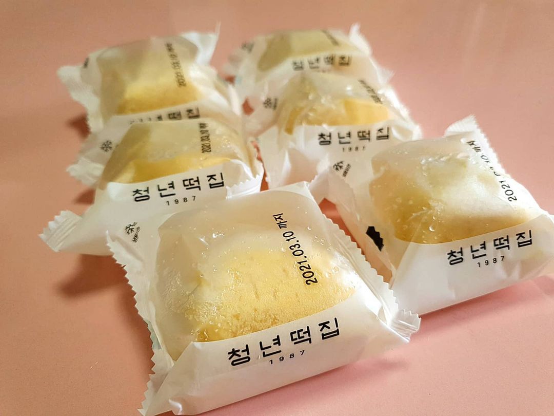 윤배 on Instagram: “와 치즈맛 제대로... 너무 맛있어... 이 꾸덕함을 다 담아내지 못한게 한이다... @youngmill.kr 또 사러 갑니다... . . #청년떡집 #뉴치케크림떡 #뉴욕치즈케익크림떡 #떡”