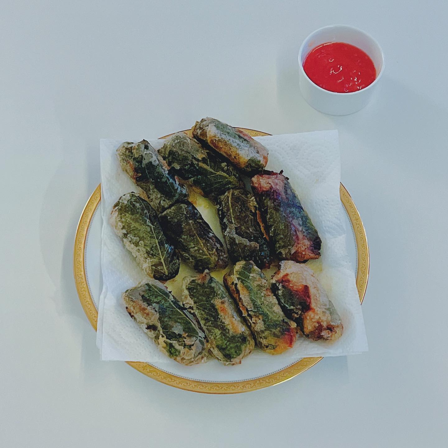 #홈쿡 👩🏻‍🍳 #라이스페이퍼만두 🥟
-
만들어 먹고 남은 잡채 활용하는 꿀 𝙩𝙞𝙥 ❗️

1. 냉장고에서 남은 잡채를 꺼내서 살짝 데워주기
2. 미온수에 살짝 라이스페이퍼 담구었다 꺼내주어
3. 그 위에 깻잎 깔고 중앙에 잡채 얹어
4. 만두 스타일로 돌돌 말아주기!
5. 약중불로 달군 후라이팬에 만두처럼 굽굽해주면

쫀득+바삭 JMT 요리 완성 😍
잘먹는 남편보며 흐뭇흐뭇💖

남은 반찬은 버리지 않고 활용해서
더 맛있게 먹기!