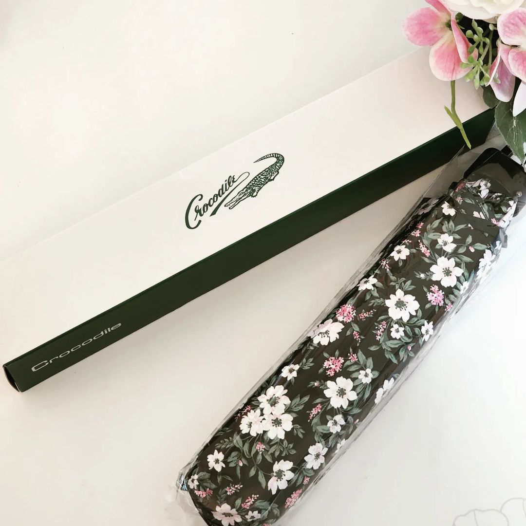 빈이⚘️ on Instagram: “#광고 [크로커다일] 3단 탈리아 암막 우양산☂️ 양산과 우산 두가지 기능으로 가볍고 작아서 휴대하며 여름철 자외선이 심할땐 양산으로 소나기가 올 땐 우산으로 가