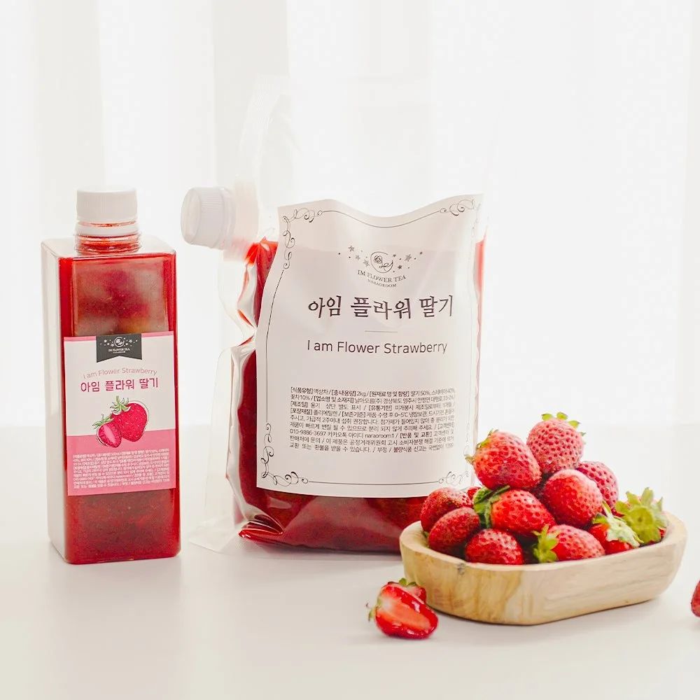 🧉 카페에서 간편하게 🍓 달콤한 하루 딸기 

달콤한 하루 딸기는 
맛있는것만 골라서 듬뿍 
간편하게 따르고 우유나 물 얼음만 부으면 끝! 

🍃 스테비아잎으로 단맛을 냈어요 
단맛은 높지만 몸속으로 흡수하지 않는 스테비아

💪 다이어트는 하고 싶은데 맛있는걸 먹고 싶다면 고민하지 말고 

딸기와 자일로스 설탕 스테비아만 들어있어요
연유를 살짝 얹으면 더 맛있다는거! 

🌼 식용꽃차를 함께 드리니 장식용으로 ok
💰 최저 가격입니다 
✔️ 흔들어서 보관하세요 
💦 물은 한방울도 들어가지 않아요 
👷‍♀️ 건강한 하루를 시작하는 안전한 재료만 

홍삼에 빠진 딸기와 아임 플라워 딸기는 품절
아임 플라워 딸기는 꽃 농축액이 들어가고 
달콤한 하루 딸기는 식용꽃을 따로 드려요 
한 세뚜~ 쎄뚜 ~~~ 

#딸기청 #생딸기 #딸기라떼 #홈카페 
#정윤희_갱년기인가봐