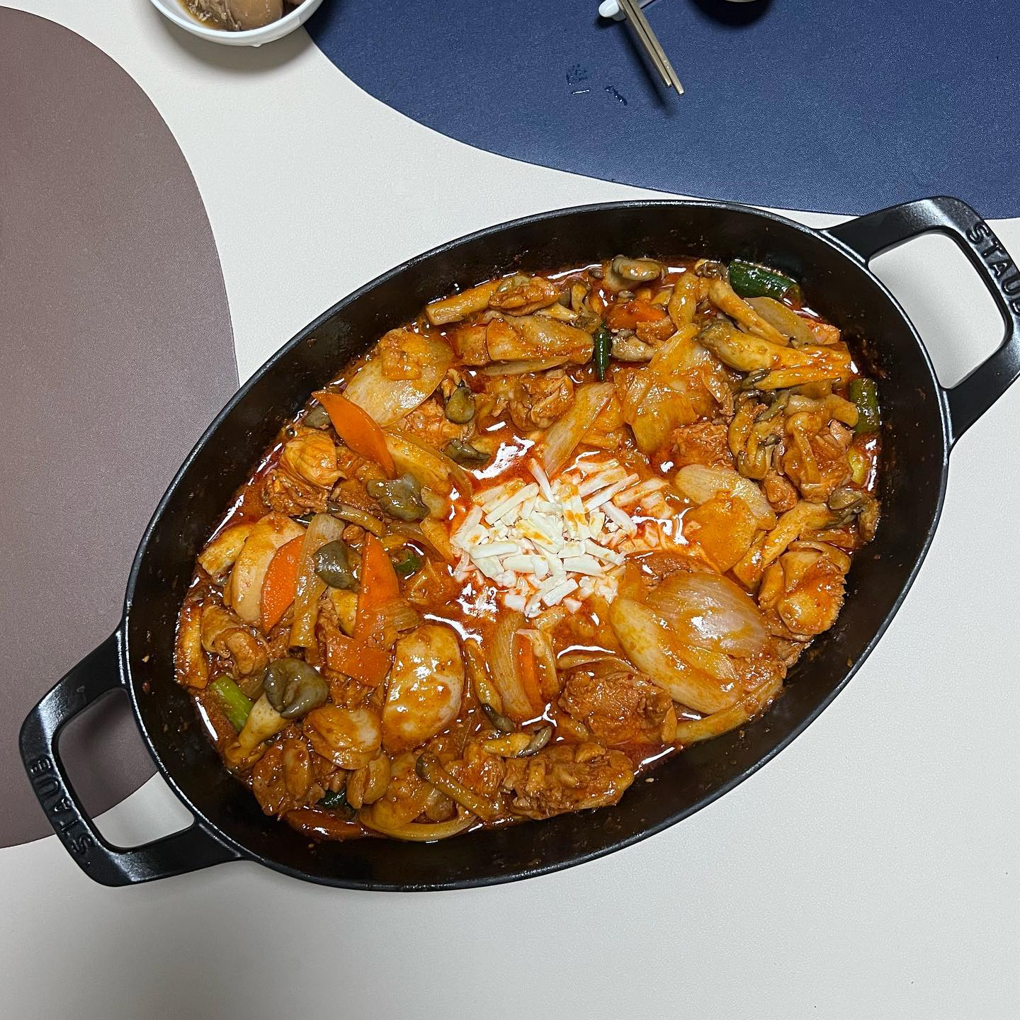 이직해도 일복이 터지는 나를 살려주는(?) 시엄니표 장조림과 닭갈비밀키트🥰 새로들인 타원형스태커블에 달달볶아 치즈까지 올리니까 밥 순삭💕