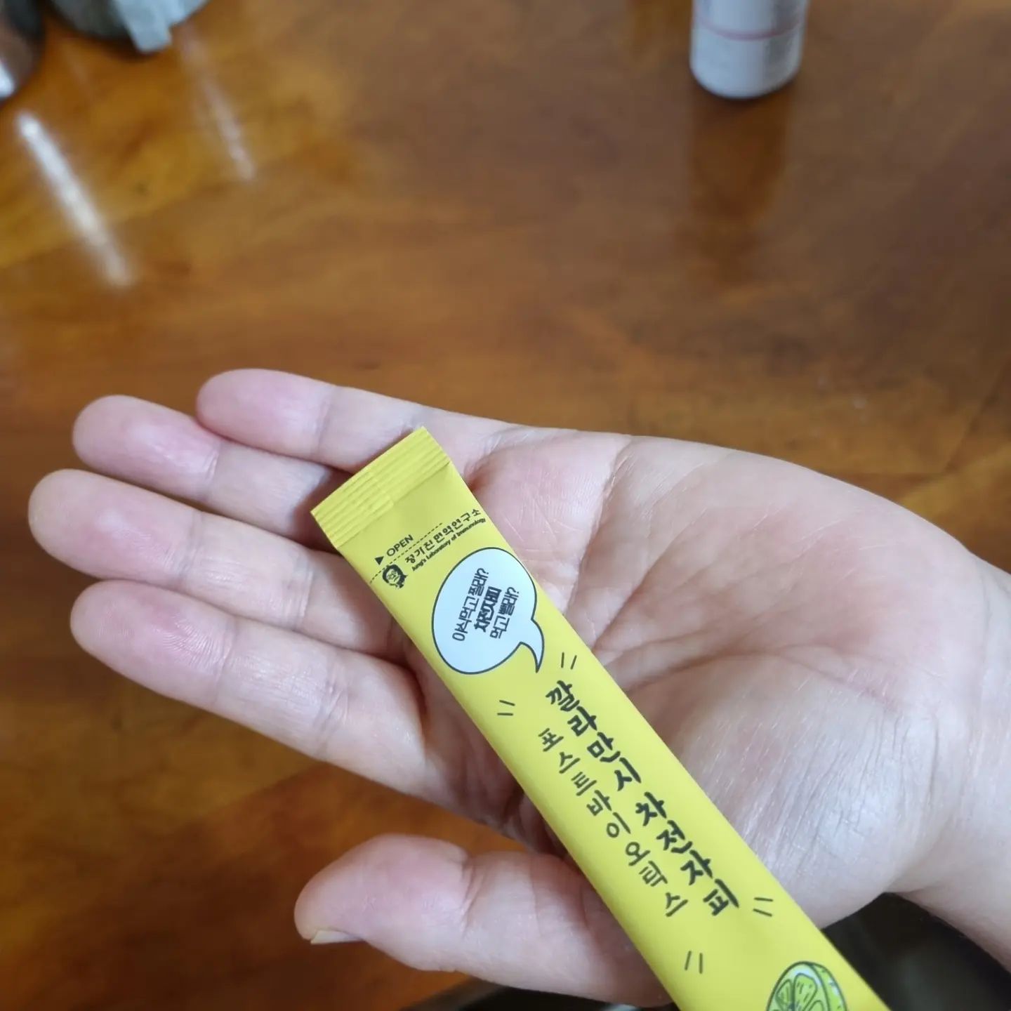 #협찬 🍋깔라만시 차전자피 후기🍋
우선 받아보고 나서 노랑노랑한 박스 패키지가 상큼함이 느껴졌어요! 받자마자 엄마랑 나랑 한포씩 나눠먹기 😄

😮차전자피란?
수용성 및 불용성의 식이섬유가 포함되어 있어 장 활동성과 대변활동에 도움되는 식품입니다!
 
그리고 해당 제품은 포스트바이오틱스의 약 92.3%의 함유가 장내 미생물 활동성을 증가 시켜줍니다!

😛맛 후기
깔라만시는 100% 원액을 먹으면 너무 시고 텁텁한 맛이 나지만 이 제품은 물에 타먹으면 아무맛은 안납니다..^^
하지만 사이다에 타먹으면 맛있어 집니다!
주 2-3회 먹는게 적당해요! 

#엘케이몰#유산균팩토리#포스트바이오틱스#배변활동#정가진면역연구소
