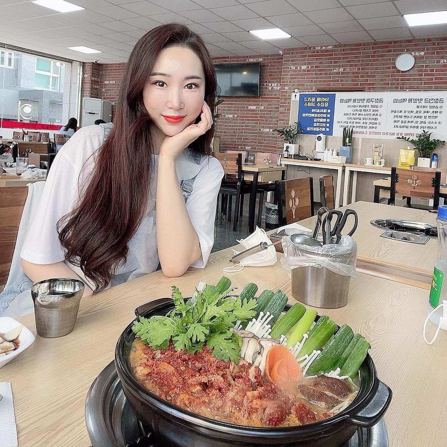 #협찬 이번 제주도 여행에서 스냅찍기전날 낮술하게 만든 #곱창전골 🤣
 참을라그랬는데, 국물한입 먹어보고 바로 #한라산 주문해버긔😋 진짜 #핵존맛 #말모말모 👍👍👍 담에가면 근처로 숙소잡고 오래 먹어야징 키키💕
.
.
.
 #제주곱창전골 #이호해변맛집 #외도맛집 #애월맛집 #하귀맛집 #제주맛집 #제주곱창맛집 #제주내리막 #제주 #제주여행 #jeju #jejuisland #제주도 #제주도여행 #점심 #낮술 #제주도맛집 #제주도맛집추천 #제주도맛집투어 #먹스타그램 #다이어터 #한라산소주 #술스타그램 #selfie