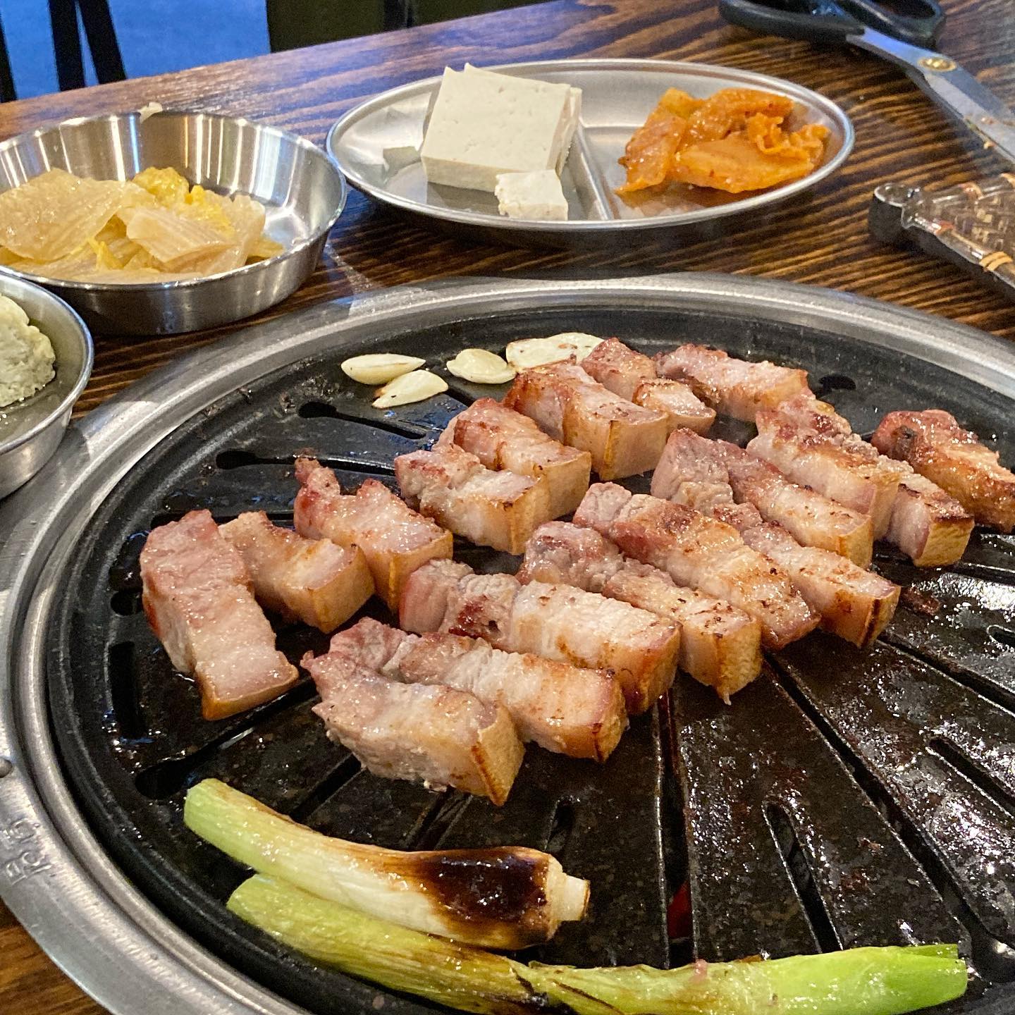 언제 먹어도 맛있어 .. 최소 3명 이상 가서 김치날치알밥이랑 김치수제비 꼭꼭 다 먹어야 함 ㅠ 맛있는 고기를 먹고 싶다면 무조간 가야할 곳
.
.
.
.
#황토가마에빠진돼지
#금호동맛집
#삼겹살 #김치날치알밥 #등갈비 #김치수제비
.
#도덕의맛따라멋따라_광주