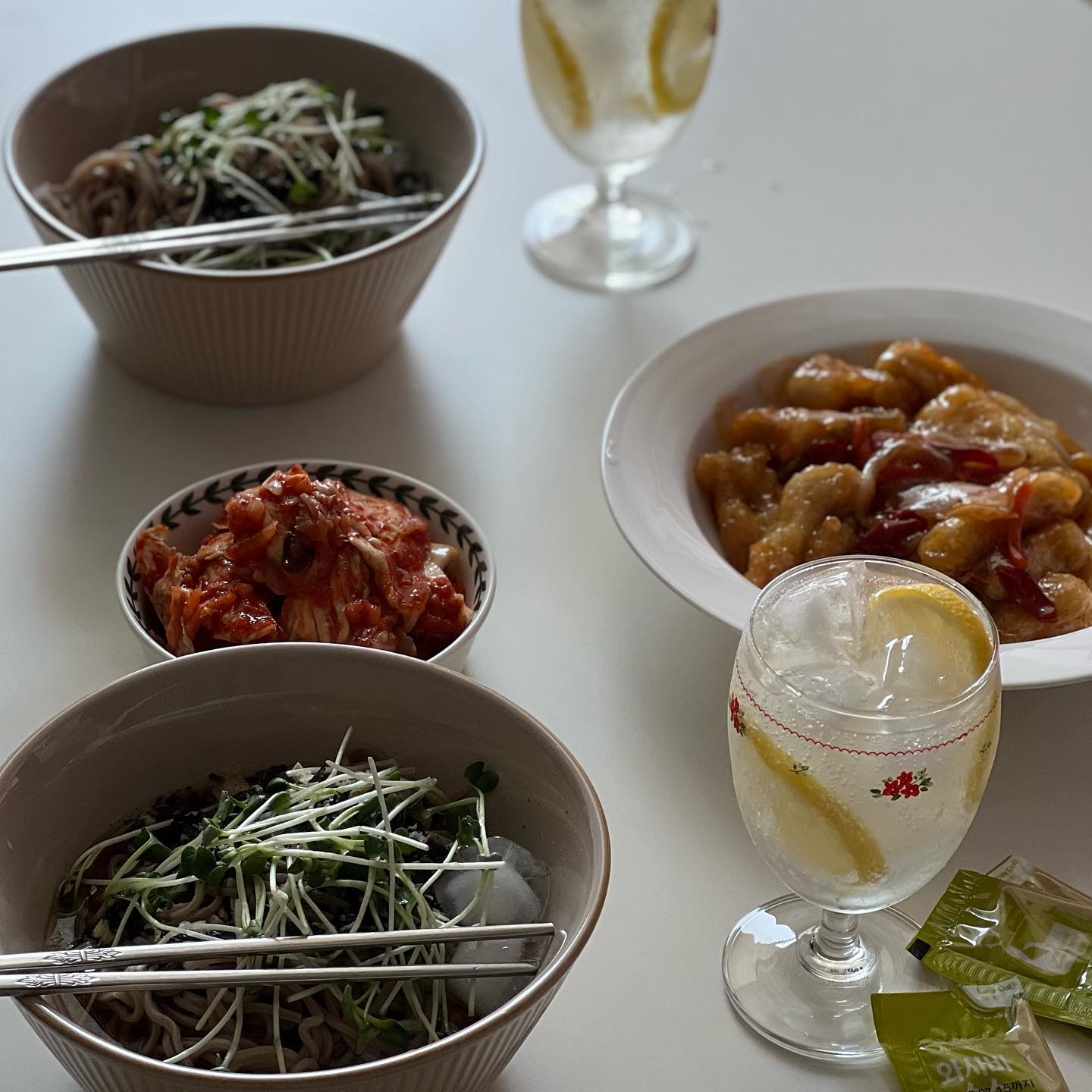 #홈쿡 #집밥 👩🏻‍🍳
-
시원한 냉모밀에 칠리 탕수육,
레몬 썰어서 탄산수랑 마시면
여름에 안성맞춤 간단 식사 완성💕