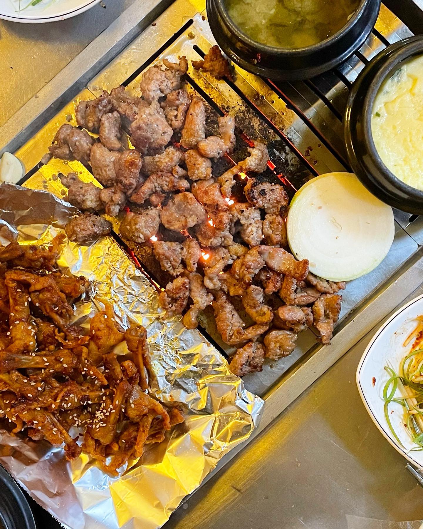 먹야미가 추천하는 수완지구 맛집 #만나자연탄구이 
제가 좋아하는 메뉴는 오돌뼈&닭발입니다👍
둘이서 오돌뼈2,닭발1인분 주문했는데 배불리 잘 먹었어요〰️
원래 오돌뼈를 안 먹는데 여기 오돌뼈는 먹어요❣️
알밥,국수,냉면 등 사이드 메뉴는 다양해요‼️
✔️주차장❌
✔️튤립닭발이라 먹기 편해요✨
✔️꼭 한 번 드셔보세요😊
✔️주소:광주 광산구 임방울대로332번길 33(만나자 오돌뼈)
