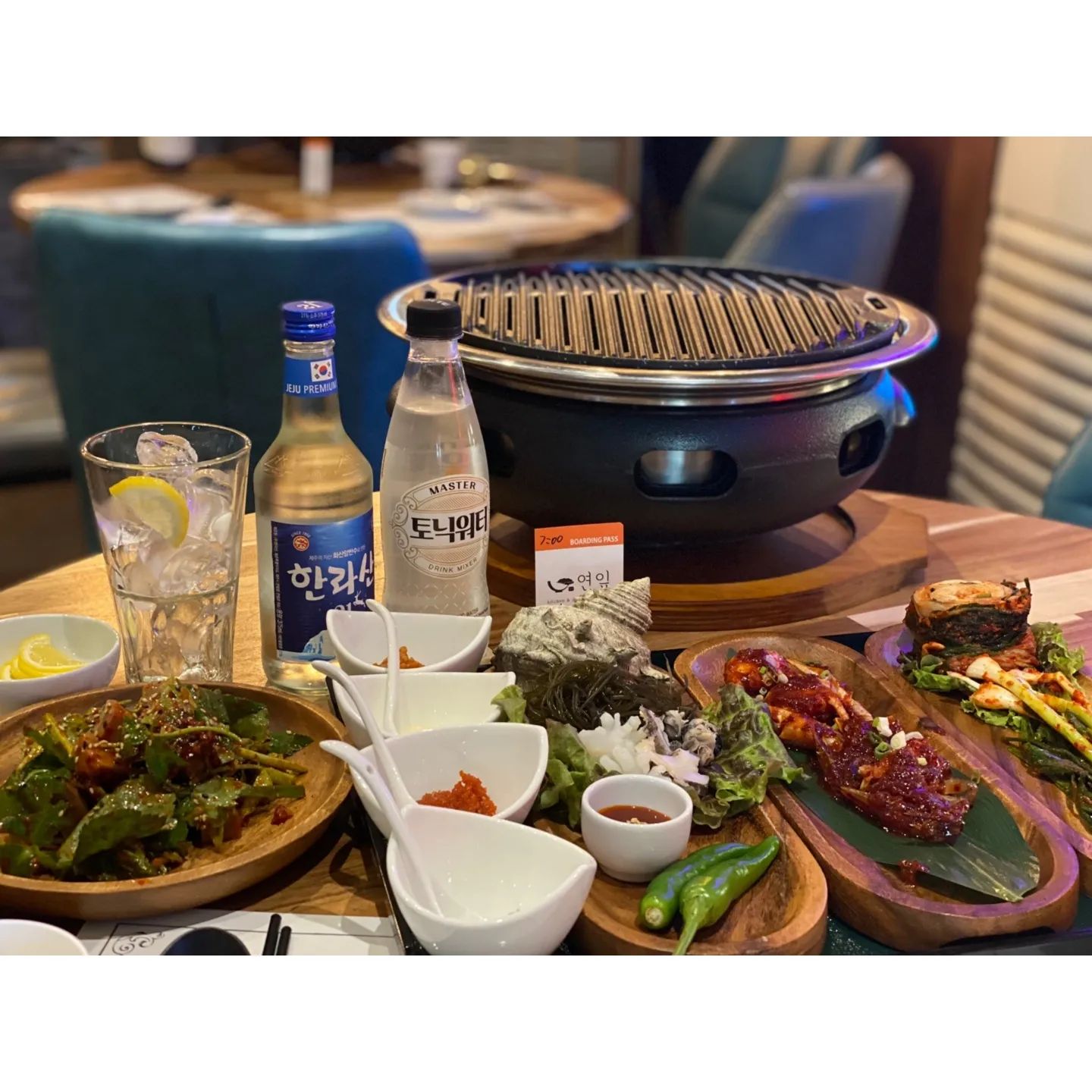 #협찬 부산맛집 #제주연잎

오늘 소개드릴 맛집은 
서면에 위치한 고기맛집 제주연잎 입니다😊

제주연잎의 위치는 서면 NC백화점 뒤쪽 대로변에 위치하고있는데
눈에 확 띄는 초록색 대문 덕분에 
가게를 아주 쉽게 찾을 수 있었고
입구에는 웨이팅 하시는 분들을 위해서 
의자도 마련 되어있더라구요👍

미리 예약을 하고 방문하니 
자리에 제 이름이 적혀있는 제주행 티켓이 있어서 
뭔가 여행 온 기분이더라구요 ㅎㅎ
사장님께서 아주 센스가 좋으신거 같아요🙈

메뉴를 주문하고 나니 
반찬과 각종 소스들을 한상 준비해주셨는데 
고기집에서는 보기힘든 해산물 덕분에 
제주 바다 느낌을 물씬 느낄 수 있었고 
밥도둑인 양념게장과 
아주 이쁘게 데코된 배추김치와 파김치 
그리고 도토리묵까지 정말 푸짐하게 
한상을 세팅해주셨어요💯😍👏

해산물에 게장까지 나오다보니 
술을 안시킬수가 없다는 생각이 들어서 바로 한라토닉(한라산21도+토닉워터+레몬) 을 주문해버렸어요 🤣
진짜 맛있는 안주와 같이 먹으니깐
한라토닉이 더 맛있더라구요🤤👍

밑반찬을 먹다보니 저희가 주문한 4번갈비가 나왔어요👏
4번갈비는 양념갈비라고 생각하시면 되는데 
주방에서 초벌을 해서 나오고 자리에서 마저 구워주셨어요🙈

다 구운 갈비를 소스에 찍어먹으니 
양념갈비 특유의 단짠단짠함이 정말 너무 맛있더라구요😋
술도 부르고 밥도 부르는 맛이었어요😆

고기 자체가 맛있다보니 그냥 먹어도 맛있고 
쌈장에 찍어먹어도 맛있고 
김치랑 야채에 싸먹어도  맛있더라구요 
정말 꼭 드셔보시길 바래요👍❤️

그리고 추가적으로 주문한 사이드메뉴는 
한라봉비빔국수였어요 
비빔국수에 한라봉이라니 조금 걱정이 되기도 했지만 
음식 잘하는 집은 뭐든 맛있다고 
새콤매콤한게 젓가락을 계속 부르는 맛이었어요 
이것도 강추에요👏👏👏

다양한 밑반찬과 갈비, 공기밥, 비빔국수 
게다가 한라토닉까지 한잔하고나니 
알딸딸하면서 배부른게 정말 기분이 좋더라구요🤭
직원분들께서도 너무 친절하고 서비스가 좋으셔서 
정말 기분좋게 대접받고 온 느낌이 드는 가게였어요👍😘

저는 조만간 제주연잎에 또 한번 방문할 생각이에요 ㅎㅎ
런치세트메뉴가 또 장난이 아니더라구요 꼭 먹어 볼꺼에요 🙏

서면 근처에서 고기 먹고싶은데 
어디 가실 지 고민하시는 분들께 
제주연잎 정말로 완전 강추드릴게요 
꼭 예약하고 가셔서 비행기표까지 구경하세요🙈😍

💌 부산 부산진구 전포대로246번길 6 상가 104호

#전포맛집 #전포가볼만한곳 #전포고기집 #전포고기맛집 #제주연잎 #전포동고기맛집 #전포동고기집 #전포돼지고기 #전포돼지갈비 #전포핫플 #전포분위기맛집 #협찬 #홍단 #인스타체험단_홍단 #블로그체험단_홍단 #먹스타그램🍴