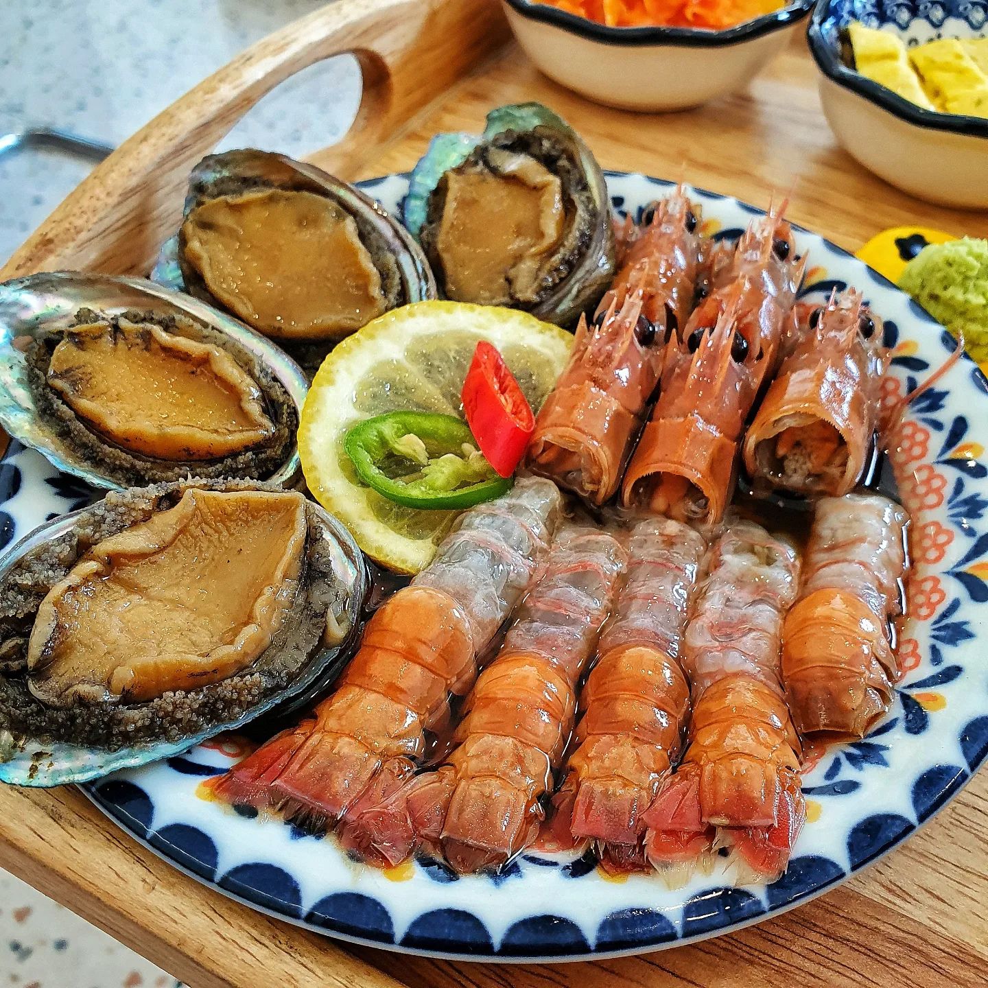 여러분! 입맛이 없을 때는? 밥도둑이 필요할 때!😘
#협찬#행궁애월

☝️수원 행궁동에 위치한 행궁애월!
정갈한 한상차림으로 인기있는 맛집이에용💕
메뉴는 돌문어 덮밥, 딱새우장, 전복장, 간장제육!🤩
저는 매콤한 돌문어 덮밥과 밥도둑인 반반정식으로 주문했어용
반반정식은 딱새우장이랑 전복장이 반반!❤

☝️먼저 돌문어 덮밥은 생각보다 양이 많았어용👍
가위로 숭덩숭덩 썰어서 밥에 싸악 올려먹으면!
쫀득하면서도 문어 특유의 달달한 맛이 일품인데
거기에 매콤한 소스까지 곁들여지니까
입안이 행복해지더라고용😍😍
문어도 딱 좋게 익어서 하나도 질긴맛이 없었고
딱 쫀득말캉! 달달짭쪼롬!
밥을 싹싹 긁어먹게 만드는 밥도둑이었어용😚

☝️그리고 반반정식!
먼저 딱새우 대가리에서 내장을 솔솔 빼서
밥이랑 싹싹 비벼줍니당!🤤
그리고 새우살을 싹 얹어 먹으면?!
짭쪼롬하면서도 새우의 달달한 맛이 일품이죵☺️☺️
전복장도 그 쫀득하면서도 내장의 맛이 좋았습니다!
양념간장 자체가 간이 세지 않아서 새우랑 전복의 맛을 느낄 수 있었어용🧡
자칫하면 간장맛으로만 먹게 되는데 재료의 맛을 살린 맛이었습니당

☝️돌문어 덮밥과 반반정식 조합이 진짜 최고!🥰
💛딱새우장의 달달 짭쪼롬한 맛에!
💚전복장의 쫀득함, 그리고 간장에 살짝 물릴 때!
🔥매콤한 문어 덮밥까지!
정말 완벽한 한상 코스 아닐까용?
행궁동에 오신다면 행궁애월! 한번 방문해보세용🤗

#돌문어덮밥#돌문어#덮밥#문어덮밥#문어#매콤달콤#해산물#딱새우#딱새우장#새우장#간장새우#전복#전복장#정식#한상정식#밥도둑#행궁동#행궁동맛집#수원#수원화성#수원맛집#먹스타그램#맛스타그램#먹팔#맞팔