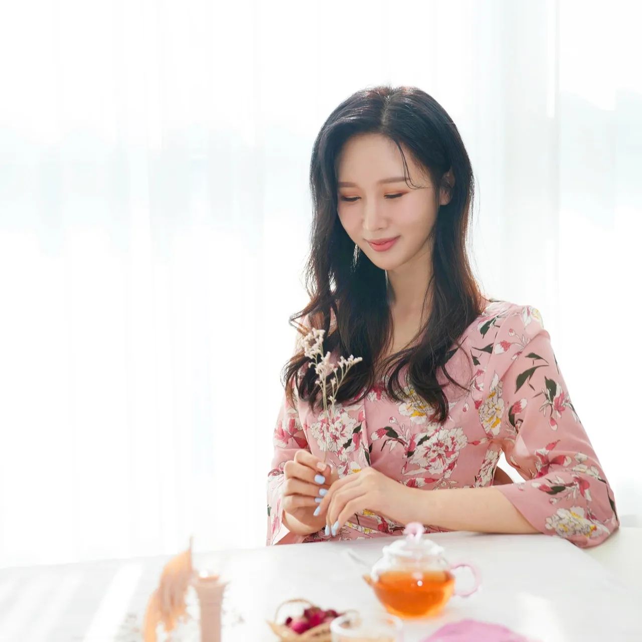 📖 로마시인 호레이스 
행복하리니 홀로 행복하리니 
오늘을 자신의 것이라 말 할 수 있는 사람.
내면이 단단하여 이렇게 말하리. 
“내일이 최악이라도 나는 오늘을 살리라.” 
🏭 
몇일전 인턴분들과 공장다녀오면서 이런저런 얘기를 했어요 
😸 
나는 지금 너무 행복하다고 
내 사업을 하고 있고 내 브랜드를 만들었고 이걸 위해서 하루하루를 보내는 이 시간이 너무 행복하고 만족스럽다고요 
😟 
나빠질때도 걱정 안해요 
그럴때는 공부하고, 혼자 시간 갖고, 조금 덜 쓰고, 시간없어서 하지못했던거 하면서 지낼꺼라고.. 그래서 전 하나도 두렵지 않다고 ^^ 
오늘 하루를 살아도 나 답게 살고 있어서 지금 너무 좋은데 지금은 내면이 단단하다라는 말이 딱 찰떡인것 같아요 
🗓 
이정도면 전 오늘 최선을 다해 사는것 같아요 

#명언 #로마시인 #호레이스 #행복하리니 #책스타그램📚  #마음의양식쌓기 #마음의양식📖