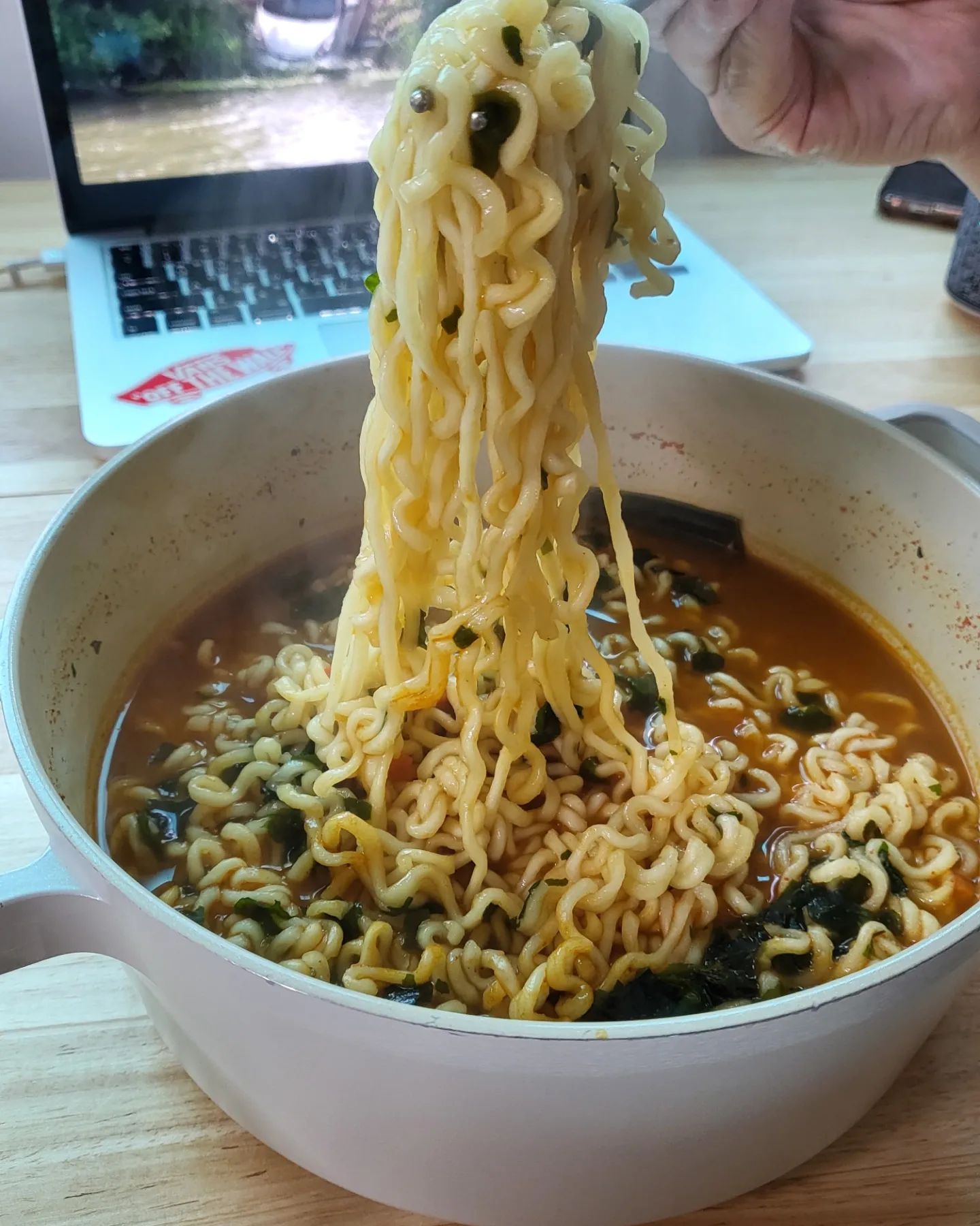#도저히못참겠다 #야식
#너구리한마리몰고가세요 🦝🍜
너구리는 양이 작은거같은건.... 제 기분탓인가요....? 다른건 다 둘이서 2개 끓이는데.. 너구리는.. 둘이서 3개 먹어요.. .. 간만에 #너구리 먹으니까 #꿀맛탱 
#맛있게먹으면0칼로리 ˙Ꙫ˙