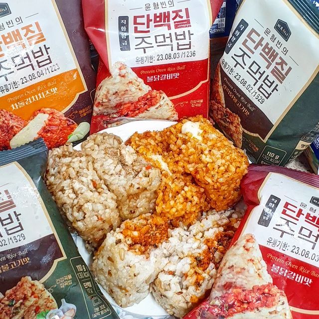 나난 on Instagram: "#협찬 윤형빈의 단백질주먹밥🍙 ▪️영양 한끼〰️ 불닭갈비맛, 갈릭닭불고기맛, 차돌김치치즈맛 3종으로 곡물잡곡밥이 들어가는 주먹밥😋 한끼에 125kcal로 탄수화물은