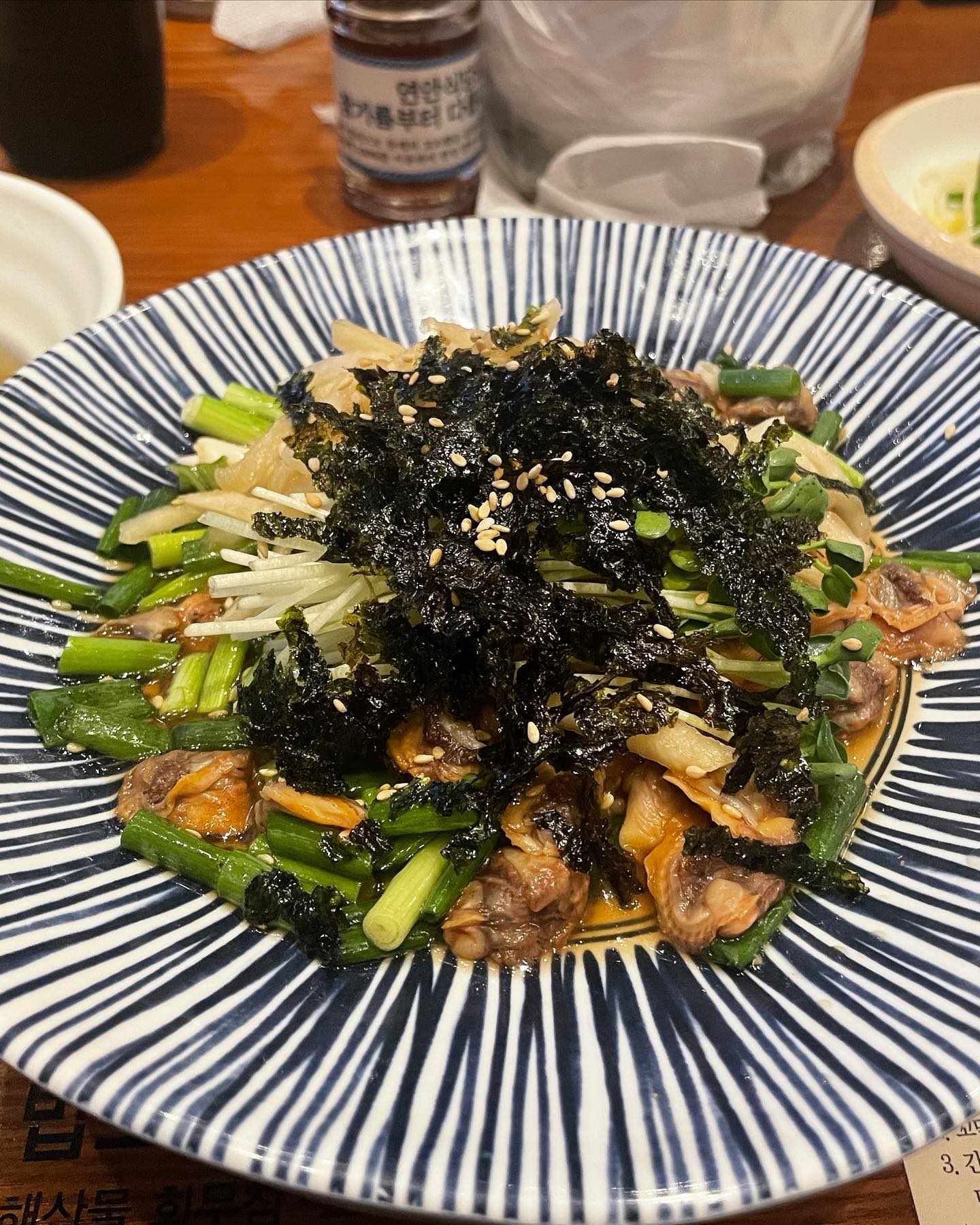 낼부턴 꼭 다이어트 해야쥐..
#연안식당 #꼬막비빔밥 #꽃게살비빔밥 
* 꼬막 비빔밥
 순한맛으로 시켜서 간장 + 상콤한 무 소스인것 같아용 ㅎㅎ 꼬막을 다 건져먹으면.. 약간 싱거울수도 있구 ㅎㅎㅎ

* 꽃게살 비빔밥
누구나 아는맛~! ㅎㅎ 참기름을 추가해사 넣고 슥슥 비비면 더마싯는맛

오늘도 #배나오닝 다이어트 실패~!
12월달에 바프찍기로 했눈뒈.. ㅎㅎ
일단 도젼~~~!! 
낼부턴 다시 제대로 해야쥐!
#영등포맛집 #문래역맛집 #문래역로데오거리맛집