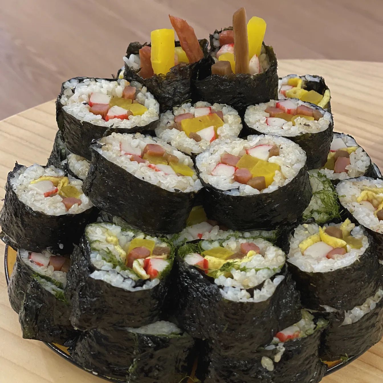 #이상한변호사우영우 를 보다보면 김밥이 먹고싶어져요😁

재료손질부터는 첨해보는데 생각보다 밥도많이들어가고 모양도 예쁘게 안되고 힘들어서 두번은 못할꺼같다는...
하지만 너무 맛잇쟈냐...❤️‍🔥

#뚜니유니생존요리

#집김밥 #김밥스타그램 #요리스타그램 #쿡스타그램 #생존요리