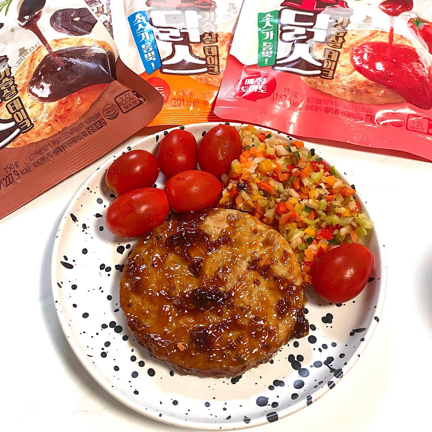 #광고
오늘은 말복🍗 저도 닭을 먹어줬답니다😆 랭킹닭컴의 소닭스! 
맛이 다양해서 골라먹기 좋아요! 로스트 갈릭맛으로 픽!🧄
달달짭쪼름한 소스가 발려져 있어서 마치 떡갈비 느낌이라, #밥반찬 으로 제격일 것 같아서 담번엔 꼭 밥이랑 먹어줘야겠어요🫶🏻
물리지 않고 맛있게 식단할 수 있는 맛💖
#exp리뷰 #랭킹닭컴 #소닭스 #닭가슴살스테이크
#다이어트식단 #닭가슴살

exp._.official