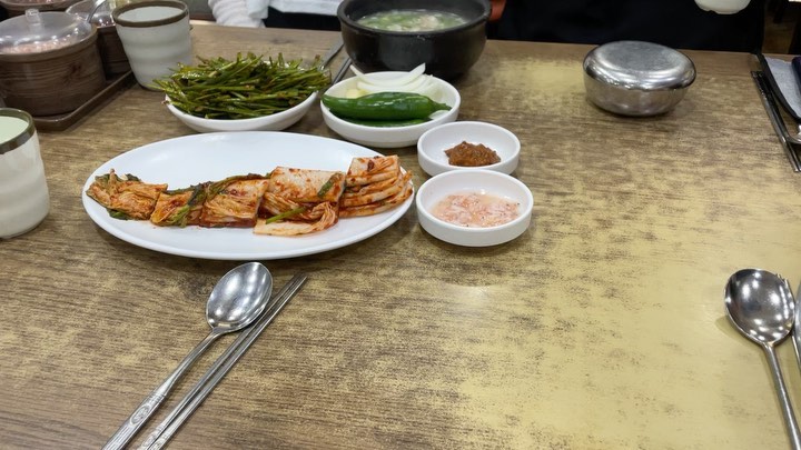 부산 첫날 첫식사는 국밥👍🏻

🔸본전돼지국밥🔸

뭐 워낙 유명한 국밥집이라..
우린 차를 가져가서 주차가 문제! 식당엔 주차장이 ❌
근처 공영주차장에 데고 조금 걸었어요
애매한 시간에 가까 웨이팅이 별로 없어서 굿굿👍🏻
10분15분? 기다린듯
배가 고파서 나오자마자 말아버리기 정구지 팍팍 넣고 다데기도 놓고 한입 왁😋
진짜~~~너무 맛있어ㅠㅠㅠ고기건져서 정구지랑 새우젓이랑 같이 냠😋 생각난다ㅠㅠ
다음에도 부산가면 시작은 국밥으로 시작해야징💛

#부산 #부산맛집 #맛집추천 #부산국밥 #부산국밥맛집 #부산돼지국밥 #돼지국밥맛집 #본전돼지국밥 #국밥스타그램 #맛집투어 #맛집스타그램 #먹스타그램 #먹방 #맞팔해요 #맞팔환영 #선팔하면맞팔