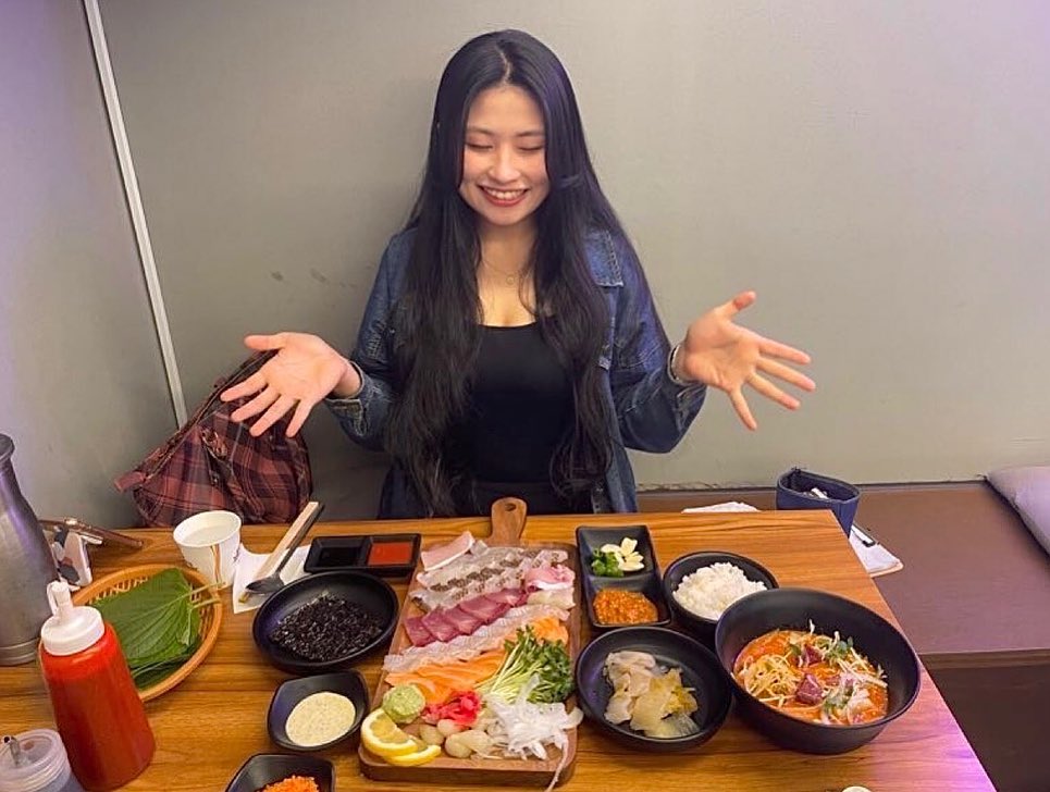 #협찬 #회의정석

오랜만이에요!
필기만 잘보면 되는 줄 알았는데 면접 준비가 생각보다 꽤 바빠서 인스타에 소홀했네요😂

즐거운 휴일 보내셨나요?☺️
저는 친구와 한 잔 하러 🐟회의정석🐟에 방문했어요
비가 계속 왔다 안왔다해서 걱정했는데,
그래도 갈 때는 날씨가 서늘하고 좋더라고요😌
비 많이 온 지역 분들 괜찮으셨나요…?😢

회는 오랜만이라 결정하기 힘들어서 모둠회로 시켰는데요,
역시 모르겠을 때는 모둠이 최고죠🥳
전 흰살을 좋아하고 친구는 붉은 살을 좋아해서 사이좋게 혼쭐을 내주고 왔어요~
두툼해서 너무 마싯…
얇게 썰어달라고 말하면 썰어주신다고 하시는데 저흰 굵고 커다란 게 좋아서😇😚

매운탕도 회도 너무 맛있었지만,
서비스로 나온 물회가 너무 맛있었어요😍
초밥이랑 날치알, 물회가 서비스로 나오는데…
이 집 서비스 맛집이에요 정말😌
새콤달콤한 양념이 너무 맛있어서 
같이나온 무순, 양파를 다 물회에 말아서 먹었는데요….
회랑 같이 먹으니까 너무 맛있더라고요🤤
물회 좋아하시는 분들은 꼭 야채 다 말아드시길😋

마지막 컷은 이 집 마스코트 같은 귀여운 물고기 전광판…🐟💙

복날이라 뭐 시킬까 고민하시는 분들,
야식으로 회는 어떠신가유😚❣️

🐟상호명 : 회의정석 (jeon___sa )
🐟주소 : 서울특별시 중랑구 면목동 180-43