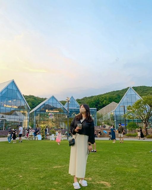 ●_❝ Tae Young ❞_● 태영 on Instagram: "잔디밭+비눗방울 = 동심 🧸 무지개분수 + 한강라면 = 완벽 💫 대왕 비눗방울 만들면서 뛰어노는 애들보다가 잃어버렸던 내 동심을 찾아서 진지하게 나