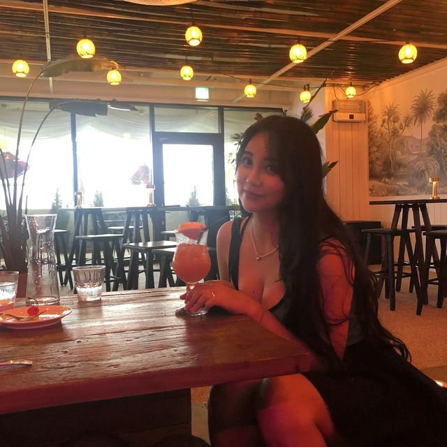 무명작가 on Instagram: "밥 먹고 카페 대신 왔는데 너무 좋았다🍹 협재 근처 온다면 들러보세요😏🏝 다들 사진 찍으러 가서 공주랑 둘이 몰래 짠 했다✨️ 오픈 시간에 왔더니 조용해서 사진