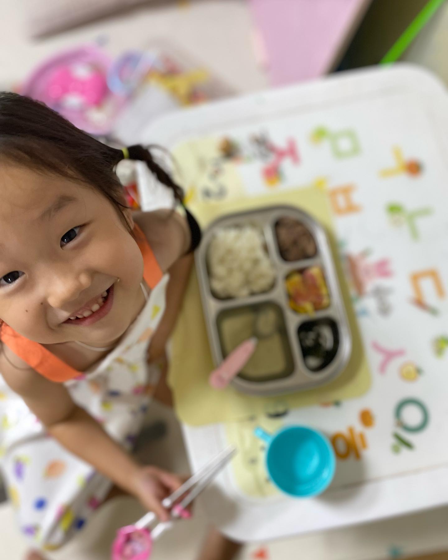 🍚오니의 밥상🍚

- 흰밥
- 콩나물국
- 불고기
- 분홍소시지
- 나물

자기 책상에서 밥 먹고 싶다고 하길래 
"왜?"라고 물어보니
"엄마아빠랑 밥 먹는게 불편해서..."
라는 충격적인 말을 하는 딸래미

흘리지 말고 먹어
숟가락 떨어뜨리지마
꼭꼭씹어먹어라
입에 음식 물고있지 말아라
안먹으면 치울거다
안먹으면 간식 없다
.
.
.
잔소리가 듣기 싫었던걸까...
오만가지 생각하게 만든 순간

"차온이도 식탁가서 먹을래요, 엄마아빠랑 먹고싶어요"
하며 온다
엄마가 차온이 밥 가져와 라는 말과 께...

그래, 그냥 간만에 치운 책상위,
혼자만의 공간을 좋아해서 그랬던걸루! 
맘에 없는 소리도 할 줄 아는
예쁜 딸래미인걸루!!
