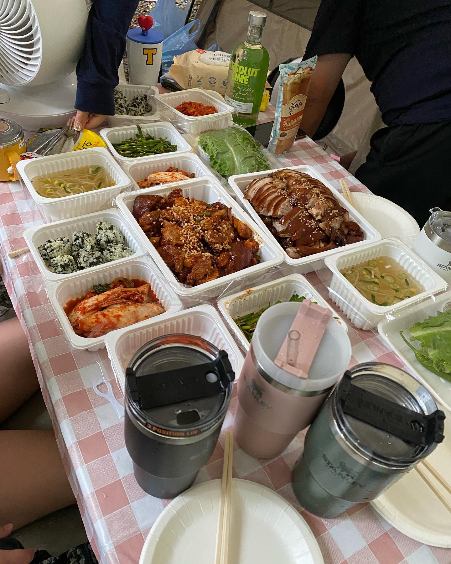 미니멀캠핑을 하기위해
요리 안하는 캠핑을 하고 왔어요.
피칭후 나가서 점심 사먹고 저녁거리 포장해와서 먹고,, 술은 간단한 안주로 마무리ㅡ
아침은 컵라면, 빵 이렇게~ 했더니!!
주방용품 안챙겨가니 루프백없이도 짐 다 실리고, 요리랑 설거지 안하니까 애들이랑 놀아줄시간도 되고 좋았어요! 
하지만,, 역대급 힘든 캠핑이었다는 ㅋㅋ
천둥번개를 동반한 폭우에, 우리 사이트만 물이 고이고 ㅠㅠ 
새로산 이너텐트 사이즈가 안맞아서 설치하는데도 올래걸리고;; 
근데 갔다오자마자 또 가고 싶은건 왜일까요..? 🧐🧐 

#mdd_kitchen🖤 
#엠디디 #엠디디네 #엠디디키친 
#요리안하는캠핑 #요리없는캠핑 
#외식과포장음식으로 #대만족 
#우중캠핑은싫어요