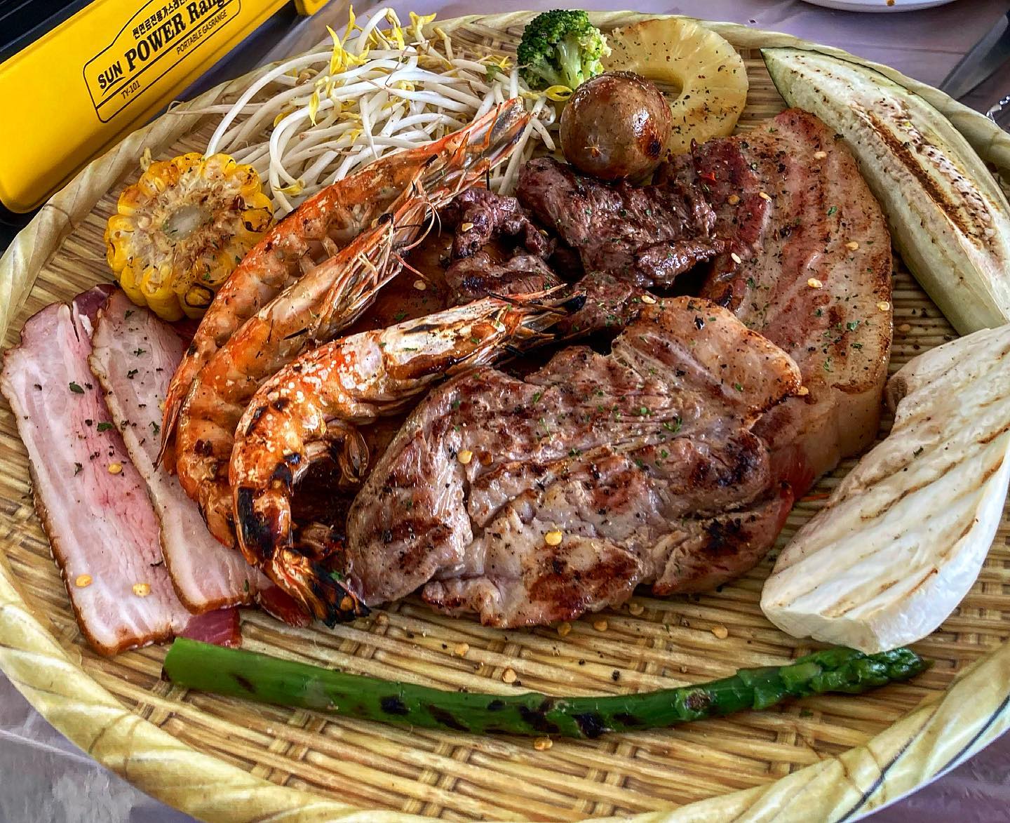 #미요요_남양주 #미요요_장흥
#내돈내산 💸

개별 텐트로 캠핑장에 온 듯한 바베큐맛집!

💃🏻미요요 주문메뉴 💃🏻

◡̈ 모듬바베큐 1kg ₩70,000

가까운 #남양주 장흥에 드라이브 갔다가 다녀왔어요 💚

마치 글램핑에 온 듯한 바베큐 맛집을 찾았어요 ꯁ.̮ꯁ

이곳은 #허영만백반기행 프로그램에도 방송이 되었었는데요!

텐트로 이뤄져있어서 개별 바베큐가 가능한 곳이랍니다!
야외에서 먹으니 정말 더 맛있더라고요˙Ꙫ˙

제가 주문한 메뉴는 3인기준이며
고기6종🥩, 새우3미🦐, 아스파라거스, 옥수수🌽, 파인애플🍍, 야채🍄까지 한 세트입니다!
반찬 고사리가 나오는데 함께 구워먹으면 넘 맛나요 :)

고기는 초벌이 되어서 나오고,
갖다주시면 살짝 더 구워서 드시면 됩니다! 반찬에 명이나물 나왔으니 말 다했쥬?👍🏻♥️

진짜 캠핑하는 느낌이 들어서 너무 좋더라고요~ 주변에 개천도 있어서 먹고 산책하러 가기 딱 좋은 곳입니다! ✧•̀.̫•́✧
다음에 또 가고싶네요 🕺🏻

✅ 애견동반 가능해요! 다만 10kg 이하 🐩
✅ 무한리필 세트도 있어요(고기 및 주류)
✅ 전메뉴 포장도 가능해요 / 바베큐포장시 10% 할인!

|| 업체명 : 노고산로뎀나무
|| 주소 :  경기 양주시 장흥면 유원지로 83
|| 영업시간 : 11:00-21:00
|| 전화번호 : 031-855-9121

＊┈┈┈┈＊┈┈┈┈＊

#남양주맛집 #장흥맛집 #일영맛집 #일영유원지 #장흥 #남양주 #바베큐맛집 #고기 #남양주가볼만한곳 
#먹스타그램 #맛스타그램 #먹팔맞팔 #먹스타맞팔 #먹팔환영 #먹팔해요 #소통해요 #맛집 #맛집추천 #먹부림 #선팔하면맞팔 #맞팔좋아요 #소통
