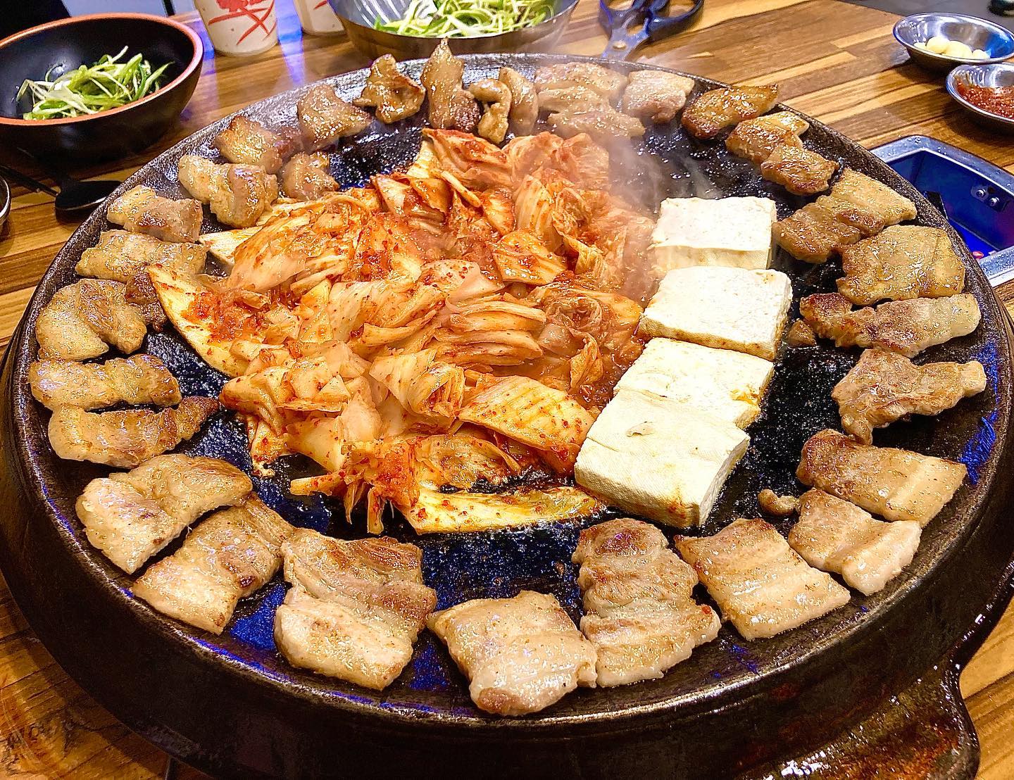 #무쇠김치삼겹 #삼겹살 #말복 #보양식

오늘 소개할 음식은 또또또 삼겹살입니다!!🥓
말복이라서,, 보양식을 먹으러 갔는데요! 예전보다는 복날에 먹는 음식이 그래도 다양해진 것 같아요.😋
중복까지만 해도 삼계탕을 야무지게 챙겨먹었지만, 이번에는 삼겹살을 먹으러 갔습니당!!

(주문내역)
-무쇠김치삼겹살

(후기)
고기불판이 무쇠뚜껑이다보니 불판을 제대로 달궈, 고기를 치이이익~ 소리나도록 확실히 익혀줍니당(고기를 올리기 전에 실제로 온도체크🌡를 해주십니당!)

기름이 많이 튀지 않도록, 앞치마와 기름막이를 둘러주시는데, 그래도 기름이 조금 많이 튀는 느낌이었어용🥲

직원분께서 고기를 하나하나 구워주시다보니 편하게 먹을 수 있었습니당!👍🏻

#겉바속촉 으로 잘 구워주시고 플레팅도 보기좋게 해주십니당! 보기 좋은 떡이 먹기에도 좋다고!! 증말!! 삼겹살 사진만 봐도 먹고싶은 플레팅 아닌가요?😎

가운데는 곁들여서 먹기좋은 김치와 두부를 올려주십니당. 두부와 김치가 자글자글 끓을때쯤 고기 한점을 입에 넣으면 우와우 눈이 번쩍 뜨이는 맛입니다!!🤭😲👀

볶음밥은 직접 손님이 볶으면 된다고 들었는데, 저희는 고기랑 밥을 같이 먹는걸 선호해서 볶음밥을 먹지는 않았습니다!

겉바속촉으로 고기기름에 구운 김치까지 함께 곁들여 먹을 수 있는 삼겹살집!! 그리고 무엇보다고 아기새처럼 냠냠 맛있게 먹기만 하면 되는 편안한 고깃집 찾는다면 추천드릴게용~🫶🏻

참고로, 2명(남+녀)이도 가보고 3명(남2+녀)도 가봤는데요! 고기양이 적어서 생각보다 값이 많이 나갈 수는 있을 것 같아요 ㅠㅠ 💲

(가게정보)
📍이름: 무쇠김치삼겹 세종조치원점
📍주소: 세종 조치원읍 행복길 7
📍영업
월~금->17:00~24:00(라스트오더: 23:30)
토~일->16:00~24:00(라스트오더: 23:30)
📍번호: 044-863-7882
📍기타: 단체석가능/주차장 없음

#주말메뉴 #고기 #김치삼겹 #세종맛집 #조치원맛집