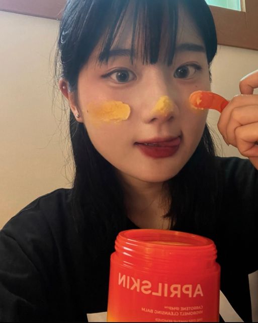 崔珉僖 on Instagram: "#제품협찬 @aprilskin_korea 캐로틴 IPMP 멜팅 클렌징밤 X 캐로틴 IPMP 블레미쉬 카밍 팩 패드 리무버필요없이 메이크업을 깨끗이 지워준 클렌징밤입니당 🙂 모공속 노폐물까지