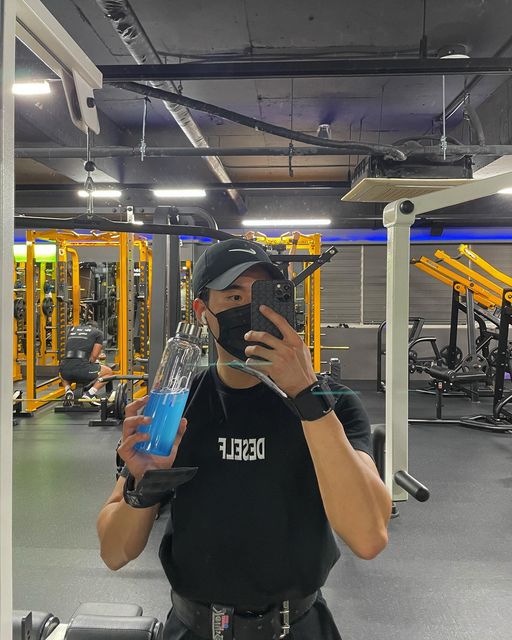 종 찬 on Instagram: "#광고 열심히 놀고 다시 일상으로 먹고 노느라 부어서 강도 높게 운동했습니다🔥 운동 중에 #히엔 비타민워터로 수분 보충해줬어요 레몬, 복숭아 2가지맛 #블루미