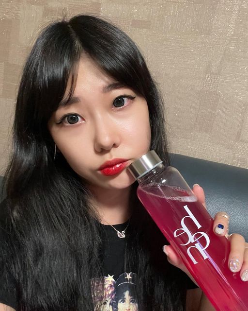 콩❛ ᗜ❛ ฅ 무드온더문 on Instagram: "#광고 @heen.innerbeauty 올 여름.. 앞머리 사수하기 힘들다🥹💦 요즘 물 많이 마시려고 나름의 노력중인데 평소 맹물을 너무 싫어해서 음료수 마시거나 차