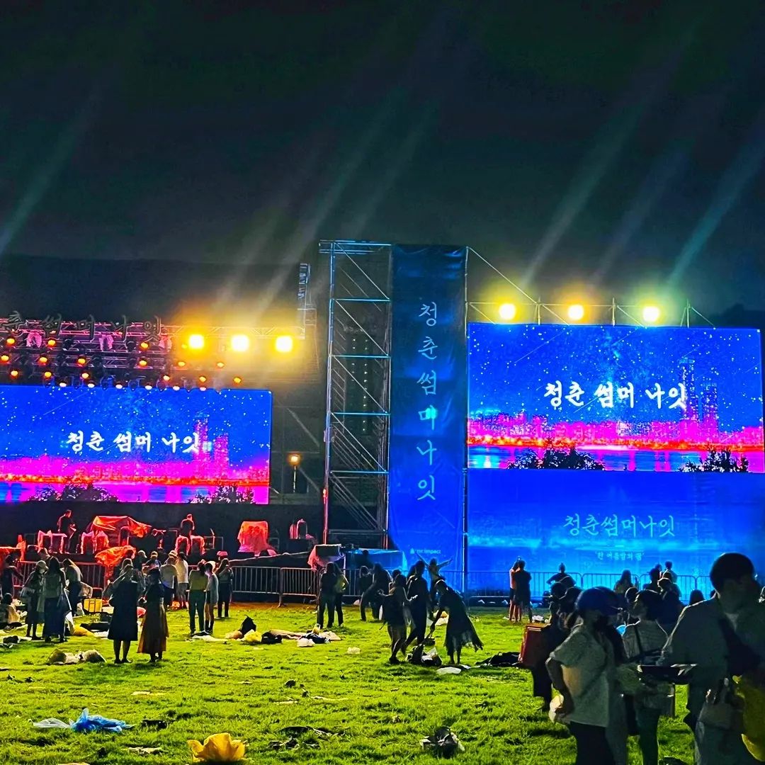 #지났지만업로드 #청춘썸머나잇
📕배스타의 일상 Diary📕

광하👋
오랜만에 피드 업로드!
지난주 토요일에 난지한강공원에서 진행한 청춘썸머나잇에 다녀왔어요🙋‍♂️

시작은 16시부터고 입장은 14시 30분부터 가능해서 좋은 자리 선점하려고 13시 30분까지 갔는데도...역시나 전 날 부터 오신 분들도 많았던 것 같더라구요😲
줄은 너무나 길었고, 비는 쏟아지고 엎친데 덮친격... 그래도 우비입고 열심히 기다린 끝에 드디어 입장을 해서 그래도 멀지 않은 자리를 선점했답니다✌️

첫 순서는 스탠딩에그! 역시 달달함 그 자체! 목소리에서 꿀 떨어지는 줄 알았습니다🥚
두번째로는 OST 1인자 펀치👊 진짜 모르는 노래가 없을 정도로 잘 알려진 드라마 OST를 불러주셔서 좋았습니다😆
펀치에 이어 WSG워너비는 와 소름!! 
어쩜 그렇게 노래를 잘 부르시나요?! 
소연님의 청량한 고음부터 오랜만에 본 보람님까지 너무 반가웠고, 특히 시든 꽃에 물을 주시는 혜원님의 목소리는 또 한 번 듣고 싶을 정도로 너무 잘 부르셔서 소름이었어요👏
그 다음으로는 김필❗️역시 본인의 음악적인 필을 잘 살려서 날이 저물때쯤 불러서 듣기 좋았고, 정말 말해 뭐해😘 어반자카파 그냥 최고👍실물여신 현아님의 익살스러움은 정말~ 연말에 콘서트 꼭 해주세요!
마지막은 비투비! 비록 완전체는 아니였지만 남자가 봐도 멋있을 정도로 노래면 노래, 춤이면 춤, 팬서비스까지 완벽했습니다✨️

정말 거진 3년만에 이렇게 무대가 설치된 곳에 와서 여러 아티스트들의 노래를 들으면서 힐링할 수 있어서 너무나 좋았고, 행복한 추억 담을 수 있었던 시간들이었습니다🎁
.
.
standingegg punchbaebae lsoyeonb dlqhfka0217 hynn_01 kimfeel_official tenomahj urbankwon urbanzakapayongin btob_silver_light hutazone lee_cs_btob imhyunsik bluespring_festival
.
.
#페스티벌 #난지한강공원 #젊음의광장 #청춘  #스탠딩에그 #펀치 #WSG워너비 #가야G #소연 #이보람 #HYNN #김필 #어반자카파 #조현아실물여신 #비투비 #멜로디 #mc주긍정 #일상스타그램