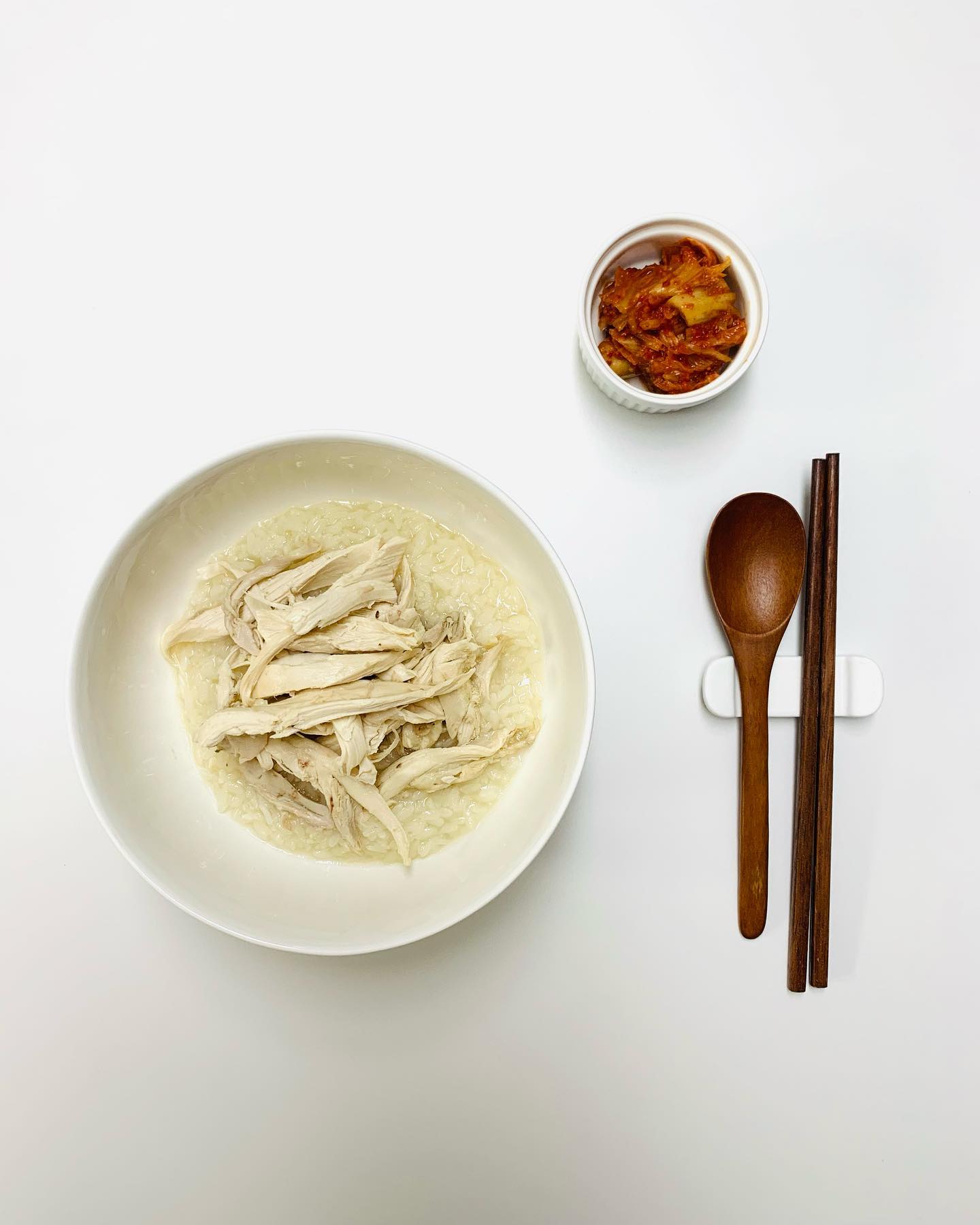 ⠀
⠀
늦은 말복😭
⠀
말복을 깜빡하는 바람에 그냥 지나쳤는데
⠀
엄마가 연락이 왔다…
⠀
닭죽했으니 챙겨가서 먹으라고👍👍
⠀
오늘은 혼자 늦은 말복이지만
⠀
맛있게먹겠습니다.
⠀
#울산 #말복
#삼계탕 #닭죽 #찹쌀
#엄마손맛 #엄마집밥 #엄마밥
#집밥 #홈쿡 #혼밥 #먹팔 #먹스타 #먹스타그램
#일상 #데일리 #인친 #소통 #좋아요
#음식기록 #요리하는남자 #요남 #kfood