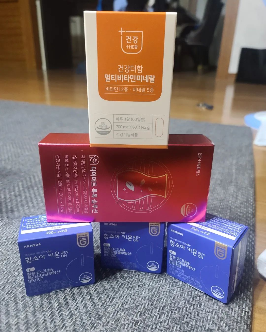 우리아이 뼈 근육 성장에 함소아키온(KEYON)

유치원 다니는 6살 쪼꼬미는 친구들이 잘먹는다는 우유, 치즈를 싫어해요.
흰우유를 매일 아침 컵에 부어주면 맛없다며 입에도 대지 않습니다.
그래서 흰우유가 쪼꼬미한테 안맞나 싶어서 평소 초콜릿을 좋아하니까 
초코우유도 사서 먹여봤는데 안통하더라구요.

아이들 성장에 칼슘, 마그네슘은 필수잖아요. 
그래서 쪼꼬미한테 꼭 필요한 영양성분을 담은 함소아키온(KEYON)을
먹여보기로 했답니다.

유치원을 다니고 있는 쪼꼬미를 위한 프리미엄 맞춤 함소아키온(KEYON)은
칼슘, 마그네슘, 폴리감마글루탐산, 비타민D 4가지 성분이 한포에 들어있어서
하루에 한포씩 챙겨먹일 수 있어요.

무엇보다 영양제가 우유맛, 초코맛 2가지로 구성되어있어서 물 없이 
씹어서 먹을 수 있으니까 쪼꼬미가 밥먹을때마다 찾더라구요.
함소아키온(KEYON) 늦게 알았으면 진짜 큰일날뻔 했어요!

#함소아 #KEYON #어린이맞춤영양제 #어린이건강기능식품