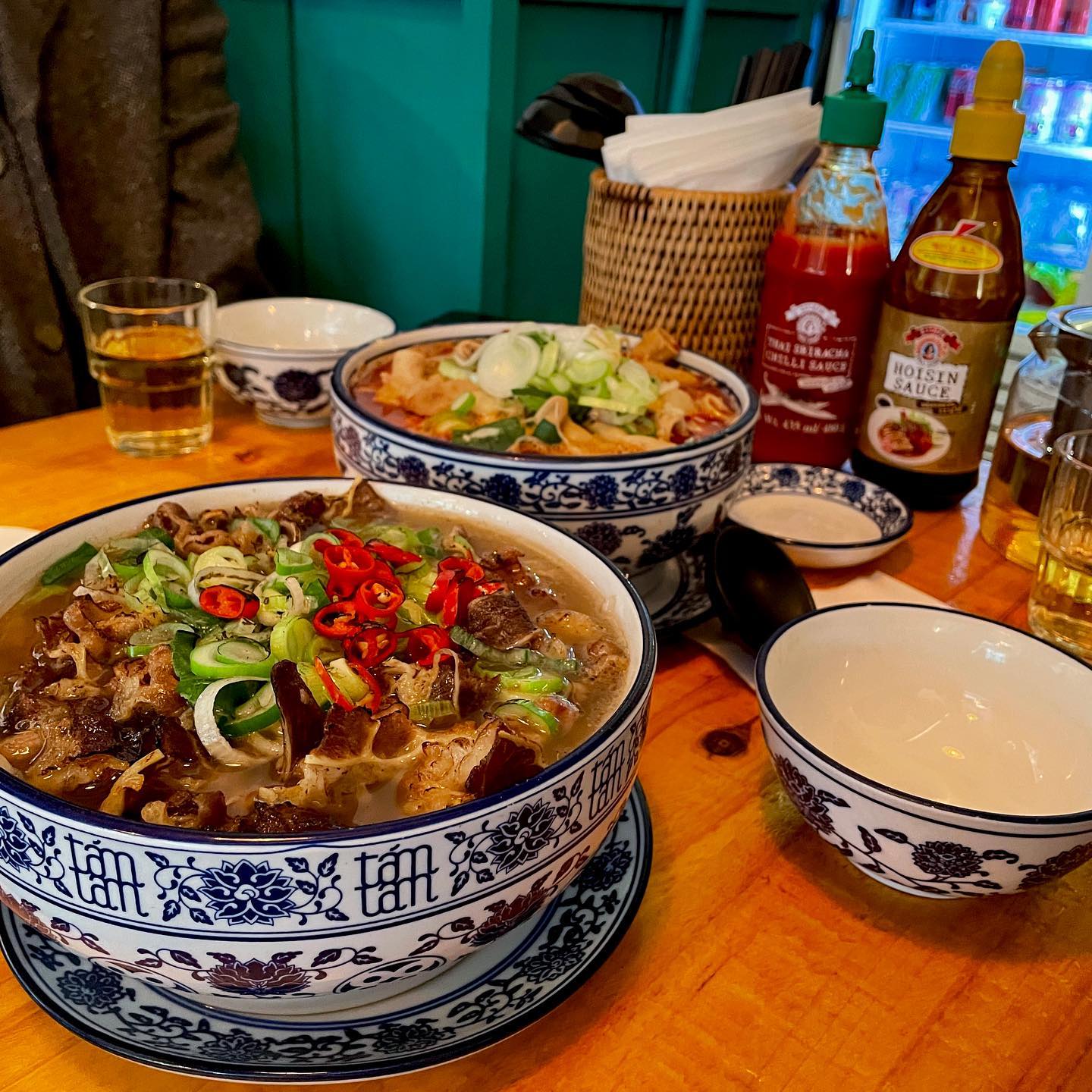 🍜

곱창 쌀국수로 유명한 그곳.
강남에 위치한 ‘땀땀’으로 가보자잇 💫

맛집 탐방의 시작은 역시 웨이팅이다.
다행히 일찍 웨이팅을 해서 20분 정도 후 자리에 앉았다.

오늘의 메뉴.
포 루얻 ( pho ruot ) : 매운 소곱창 쌀국수
포 느엉 (Pho nouong) : 직화 소고기 쌀국수

먼저 땀땀의 대표메뉴 매운 소곱창 쌀국수.
맵찔이 겁먹게 만드는 비주얼 이지만 고통의 매운맛이 아닌 맛있게 얼큰한 국물 맛이 제대로다.😖
곱창은 또 어떠한가.
곱의 고소함과 쫄깃한 식감까지 완벽하다.
땀땀에 방문한다면 무조건 1 포 루얻 추천한다.👍

다음 직화 프리미엄 소고기 쌀국수.
얼큰한 소곱창 쌀국수와 달리 깔끔하고 깊은 국물맛이 좋다.
직화라는 이름에 맞게 즉석에서 불쇼도 즐길 수 있다. 🔥🔥🔥🔥
덕분에 고기에는 불맛과 불향이 제대로 입혀진다.
불맛과 불향을 좋아한다면 포 느엉 추천한다.👍

맛과 양, 모두를 겸비한 땀땀.
강남인들의 한끼를 책임지는 곳으로서 아주 칭찬할 만한 맛집이다 👏

📍 서울 강남구 강남대로98길 12-5
⏰ 11:00-22:00 (L.O 20:30)
❗️면사리 리필가능 (먹짱들 리필 추천👍)
❗️점심, 저녁시간 웨이팅 

#일상 #카페 #술집 #맛집 #집밥 #선팔 # 맞팔 #먹팔 # 좋아요반사 #찐소통 #선팔하면맞팔 #새참 #맛집기록 #먹짱 #먹소통 #먹소통 #먹린이 #좋반 #좋테 #먹팔맞팔 #술스타그램 #먹스타그램 #맛스타그램#일상스타그램 #푸드스타그램 #맛있는서울 #맛있는게최고야 #맛있는거좋아 #인스타푸드