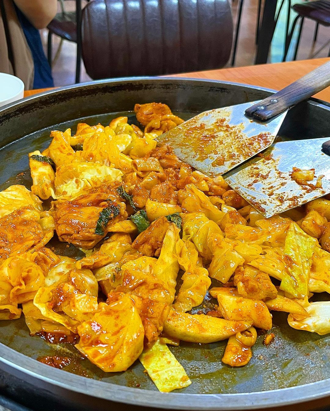 오늘의 먹킷리스트 on Instagram: “춘천하면 빼놓을수 없는 닭갈비 #남춘천닭갈비 여러분 🐷-하! 드디어 춘천여행시리즈의 마지막을 향해:) 춘천하면 빼놓을수 없는 #닭갈비맛집 을 리뷰하겠