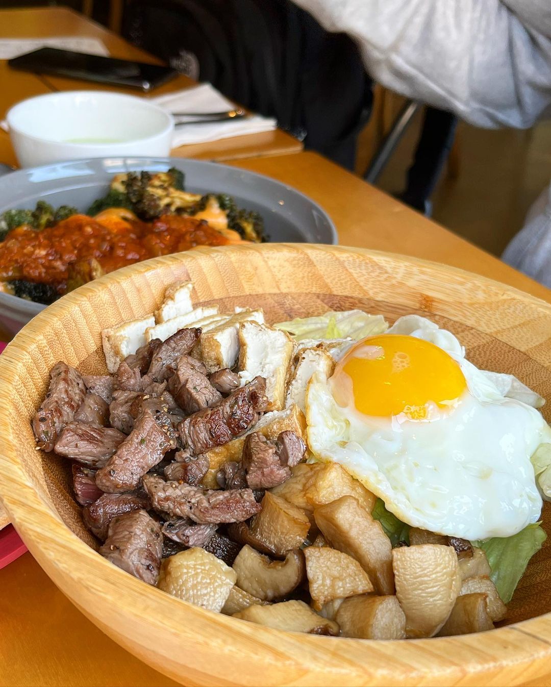 오늘의 먹킷리스트 on Instagram: “몇안되는 내 최애 단골집 #마치래빗 캐나다 있을때도 치폴레 같은 음식 너무 좋아하면서 먹었었는데 나무보울형태에 샐러드와 건강식밥이 같이나오는식의