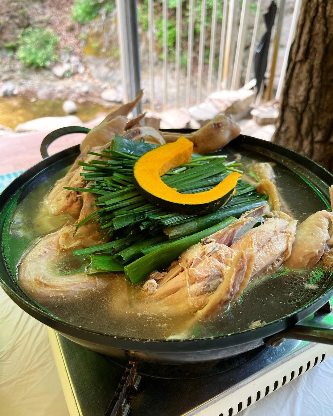 118 Likes, 42 Comments - 오늘의 먹킷리스트 (@oneul_foodmap) on Instagram: “북한산 계곡 백숙엔 #청솔집 원래 계곡은 여름의 핫플이지만 워낙 복작거리고 사람많은곳에가면 기가빨리는 극내향형 인간인지라 선선한 봄의 계곡나들이를 가...