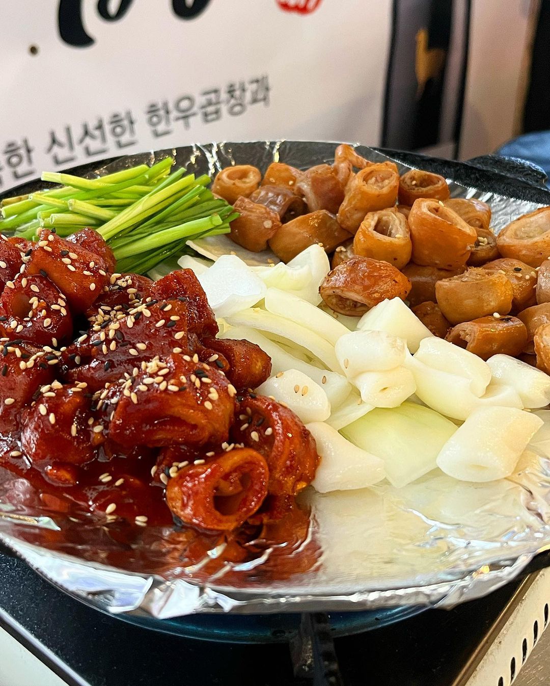 오늘의 먹킷리스트 on Instagram: “강남역 핫플의 중심 #진구곱창 여러분 🐷-하! 오늘 소개해드릴 곳은 강남역 고기골목, 완전 핫플골목 한가운데에 위치한 곱창 맛집이에요~👐 매장도 엄청