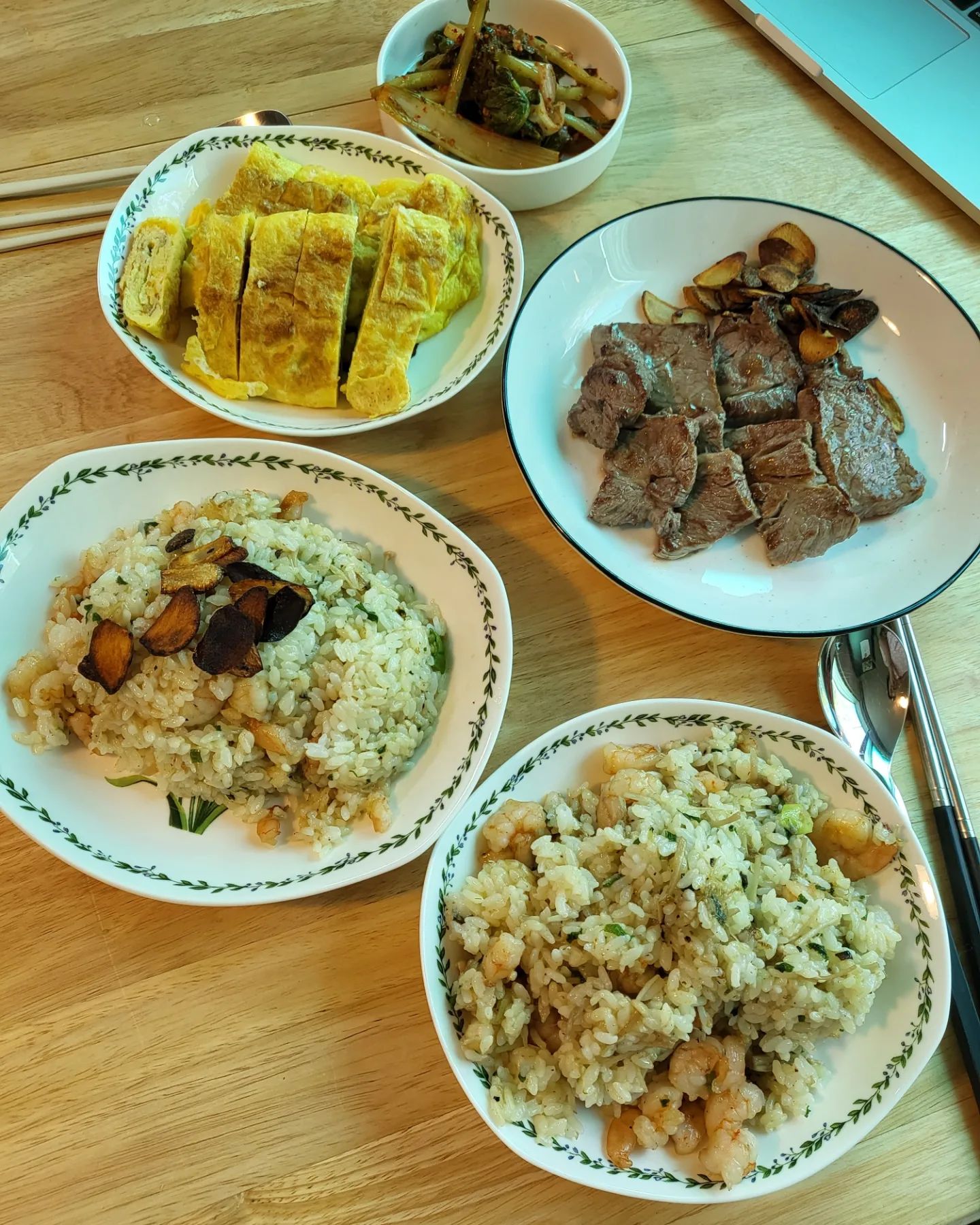 #집밥 #남편표밥상 #남편이요리사 👨‍🍳
우로빠 잘한당~~~~~ 💓😚💓 계란말이도 잘 말고.. 마늘 후레이크 디테일까지..! #잘먹었습니당