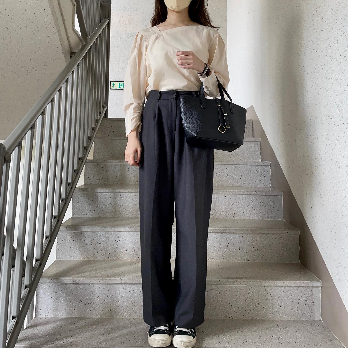 날씨 무슨 일이에요? 어제 아침에는 땀났는데 저녁에 집에 갈때는 추워서 깜짝 놀랐어요😬

전 어제 퇴근길에 독감 주사 맞았답니당 이번 독감은 엄청 아플거라더라구요? 인친님들도 꼭 독감주사 맞으세요🙌 (근데 주사 맞은곳이 팔이 잘 안들어지네요😮) 다들 감기조심